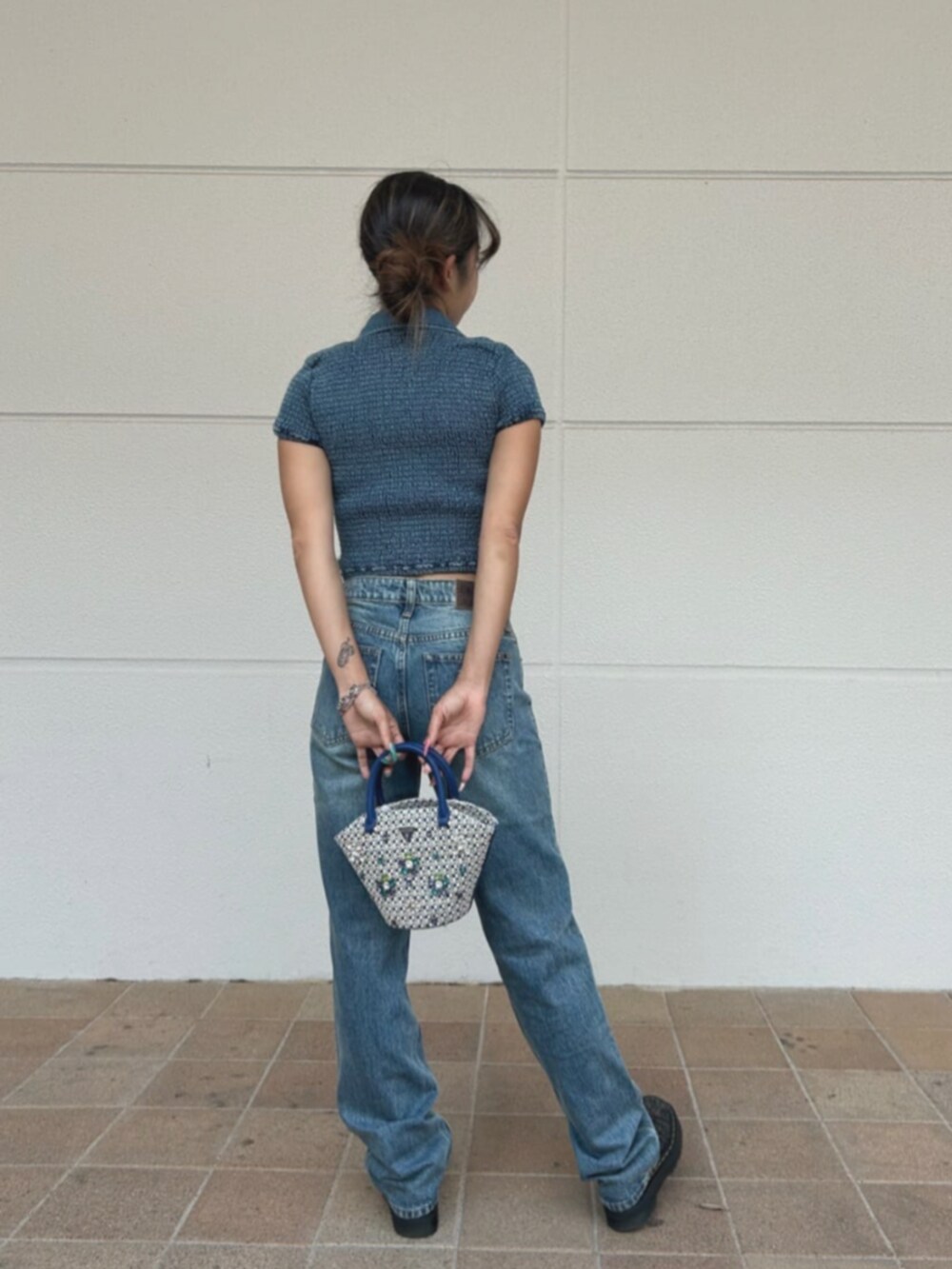 ブルー系のデニムパンツ、ブルー系のシャツ/ブラウス、ブルー系のショルダーバッグを着用したレディースの秋コーディネートの2枚目の写真