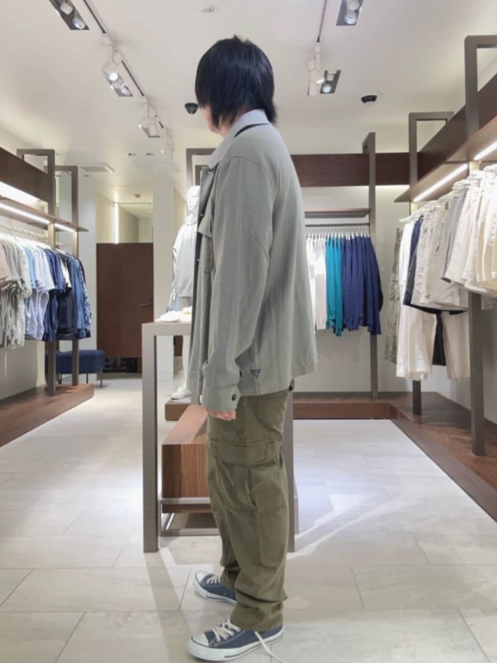 ブラウン系のシャツ/ブラウス、グリーン系のカーゴパンツを着用したメンズの夏コーディネートの3枚目の写真