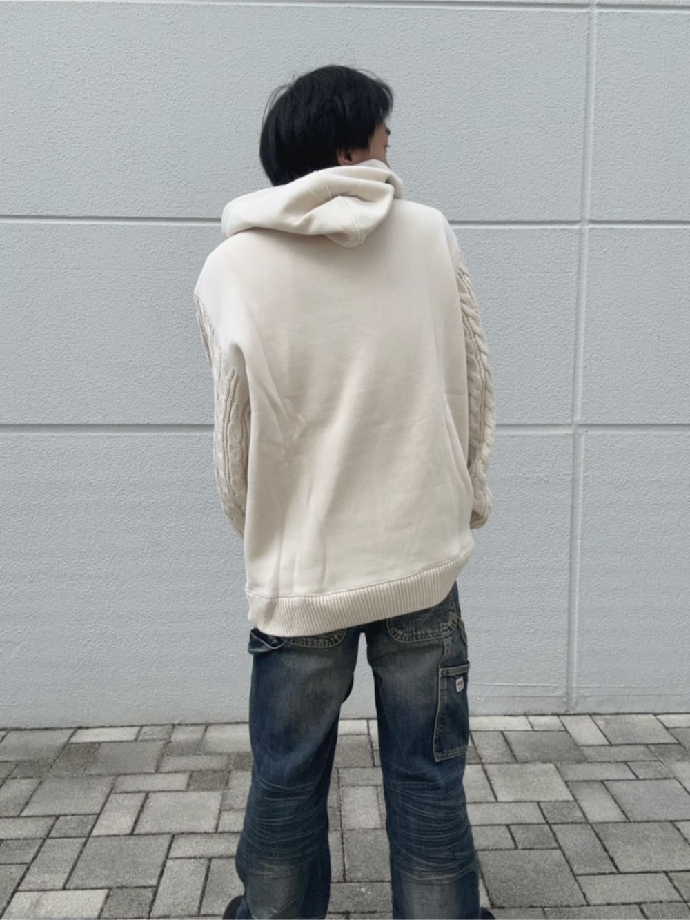 ホワイト系のパーカー、ブルー系のキャップを着用したメンズの秋コーディネートの2枚目の写真