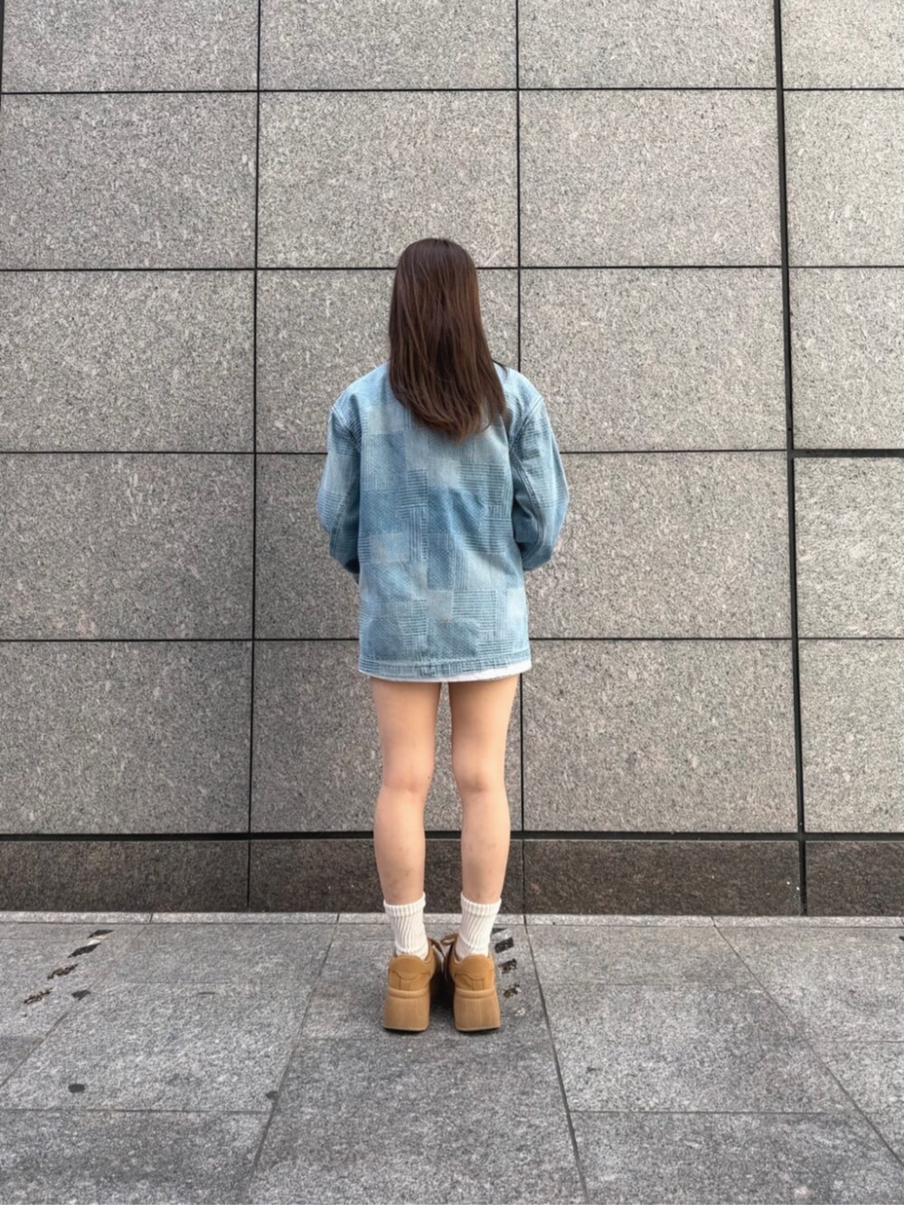 ブルー系のデニムパンツ、ホワイト系のTシャツ/カットソー、ブルー系のデニムジャケットを着用したレディースの秋コーディネートの2枚目の写真