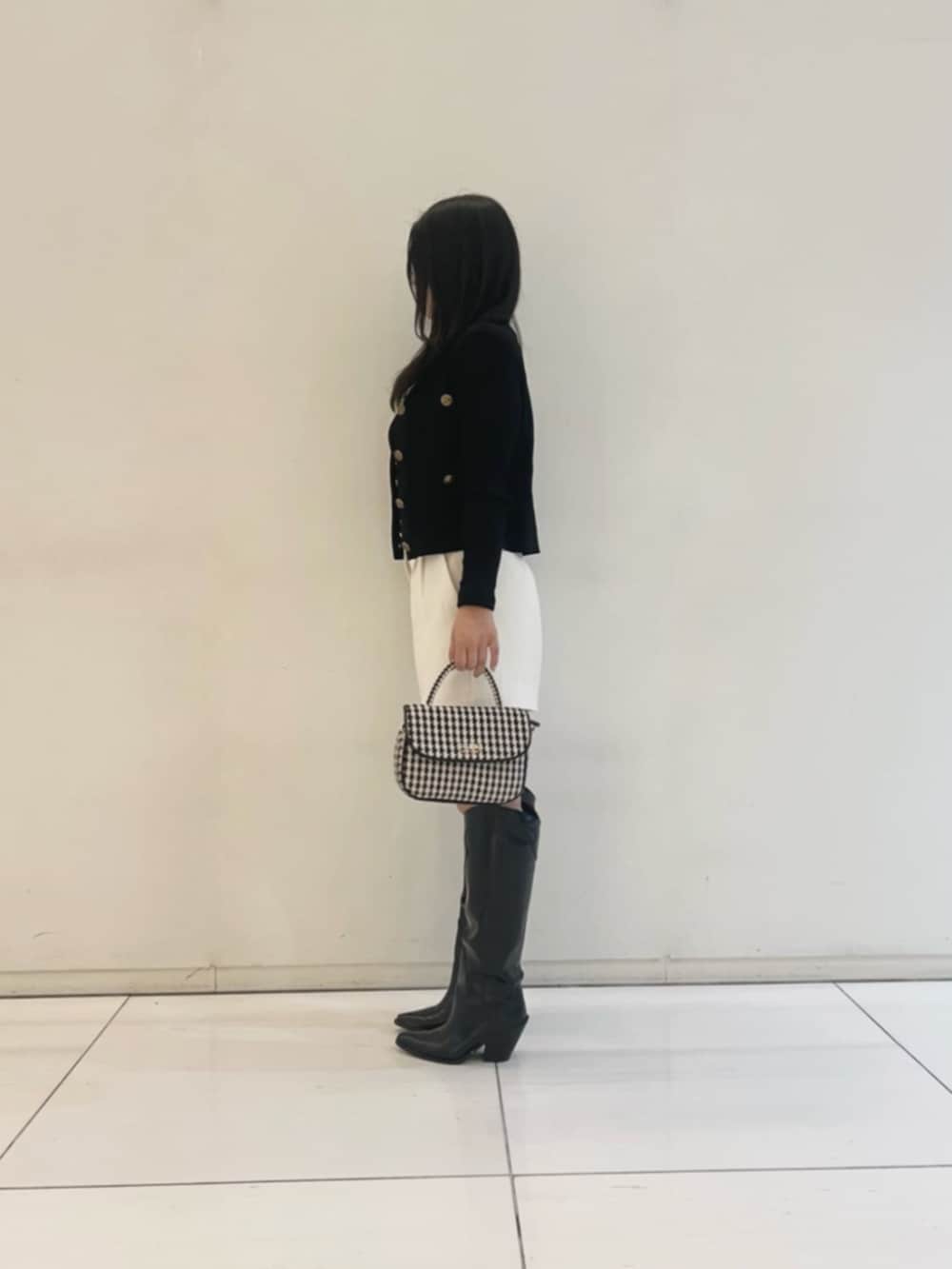 ブラック系のショルダーバッグ、ブラック系のカーディガン/ボレロを着用したレディースの秋コーディネートの3枚目の写真