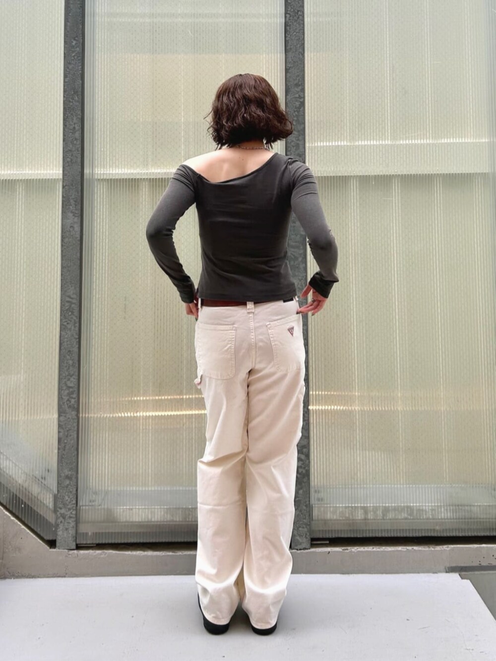 ブラック系のTシャツ/カットソー、ホワイト系のカーゴパンツを着用したレディースの夏コーディネートの2枚目の写真