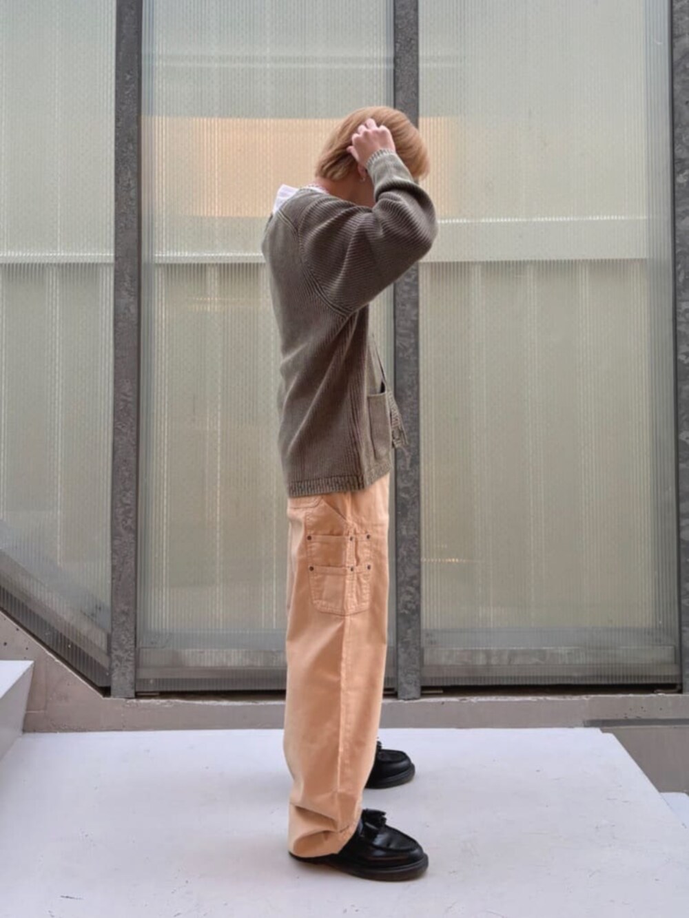 ホワイト系のTシャツ/カットソー、グリーン系のカーディガン/ボレロ、ベージュ系のカーゴパンツを着用したメンズの秋コーディネートの3枚目の写真