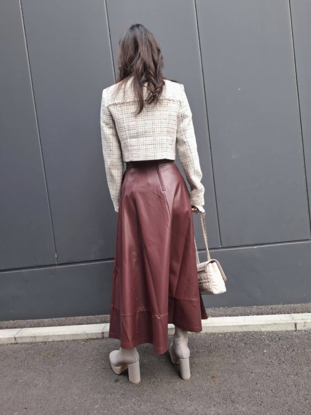 ホワイト系のショルダーバッグ、ホワイト系のその他アウターを着用したレディースの秋コーディネートの2枚目の写真