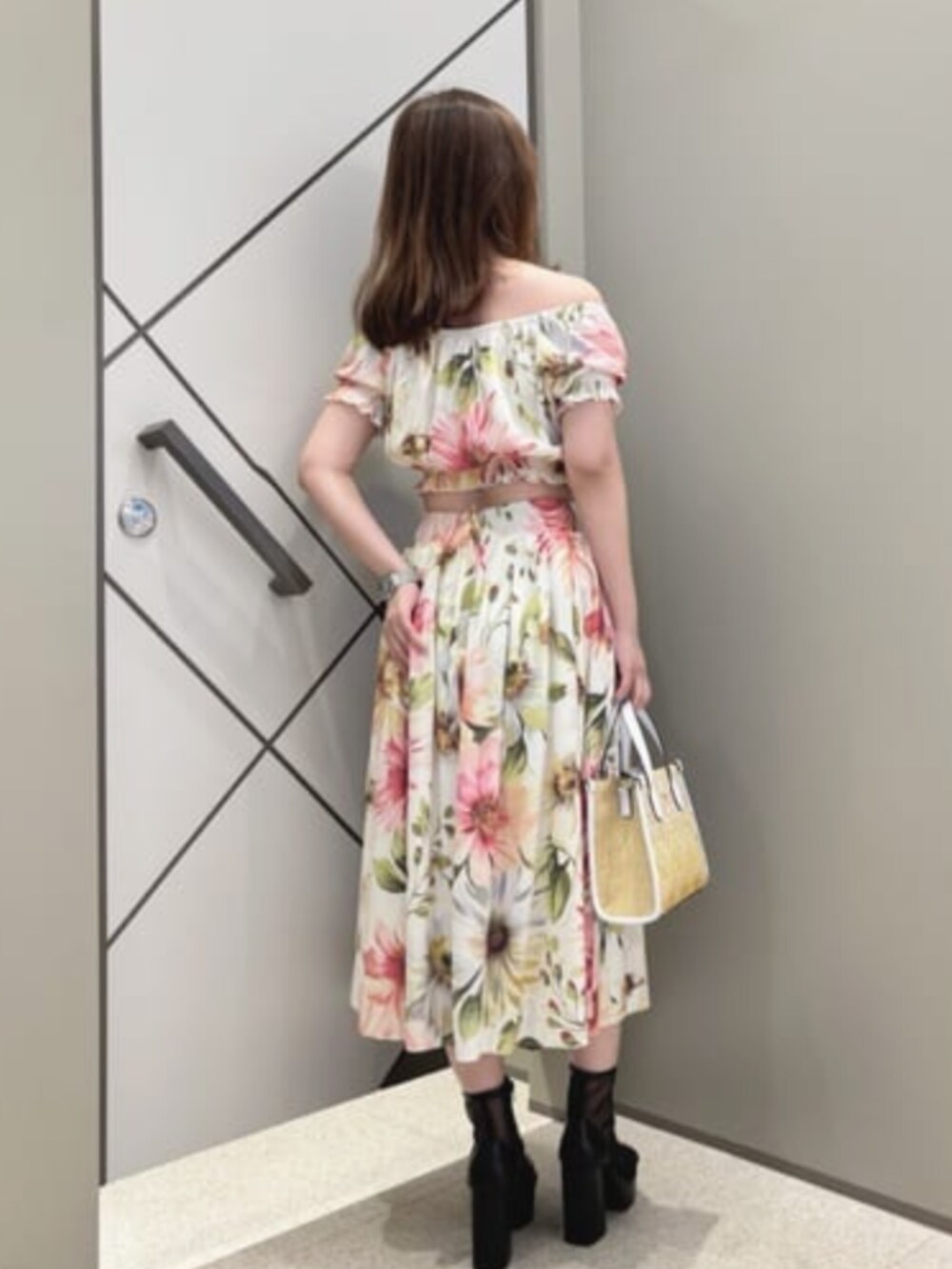 その他のスカート、その他のシャツ/ブラウス、ホワイト系のショルダーバッグを着用したレディースの夏コーディネートの2枚目の写真