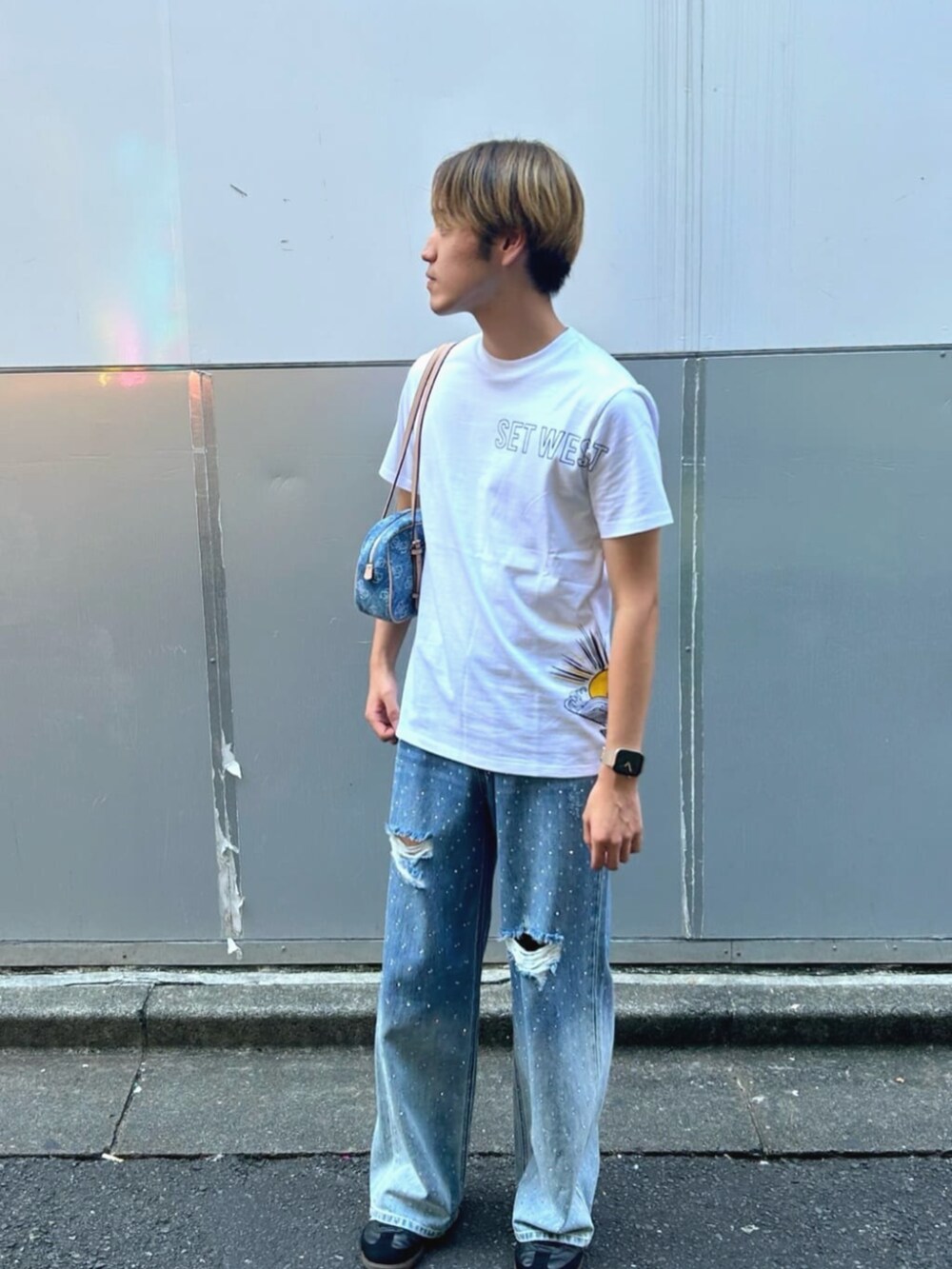 ブルー系のショルダーバッグ、ブルー系のデニムパンツを着用したメンズの夏コーディネートの3枚目の写真