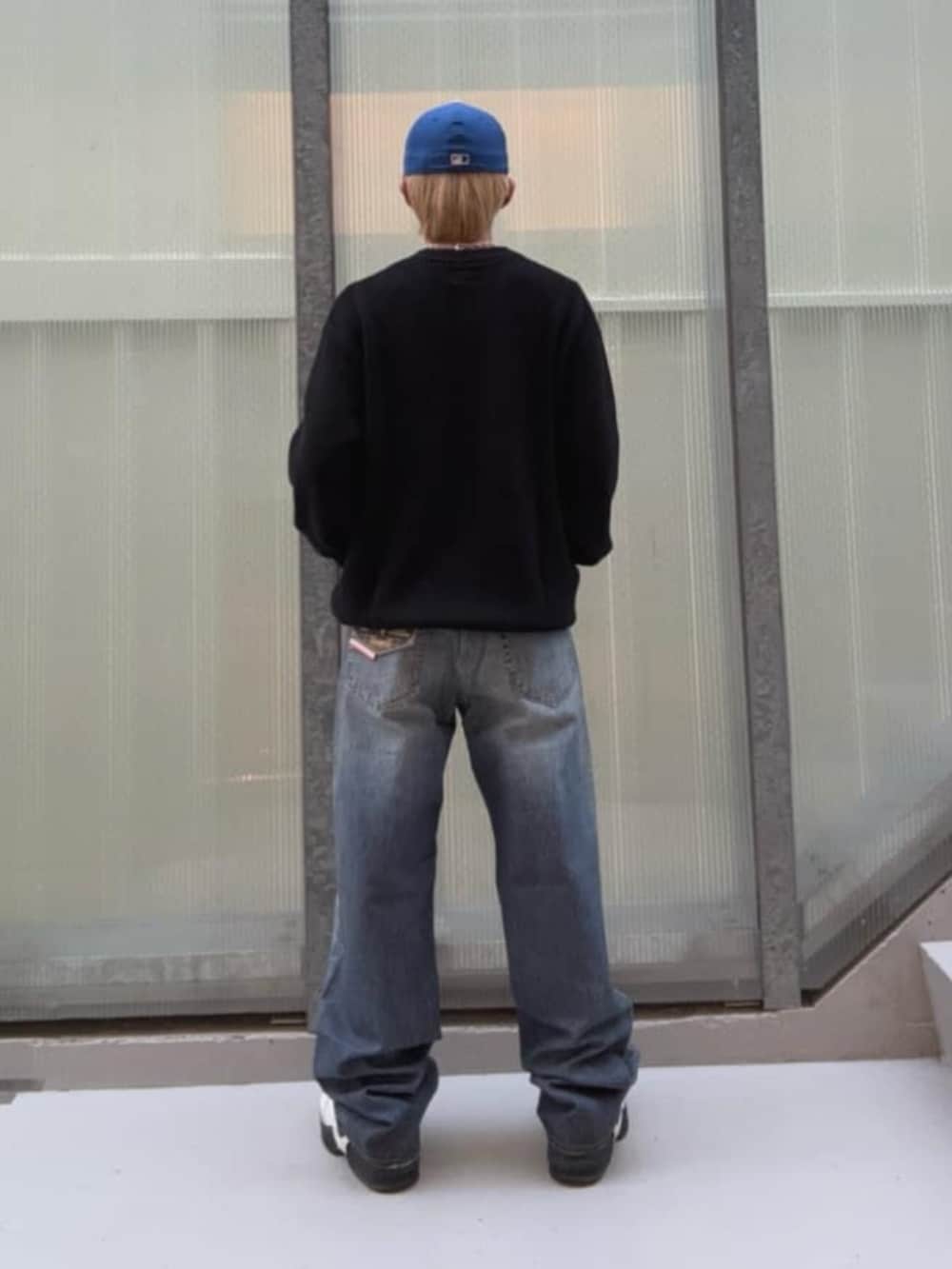 ブルー系のデニムパンツ、ブラック系のスウェット、その他のボクサーパンツを着用したメンズの秋コーディネートの2枚目の写真