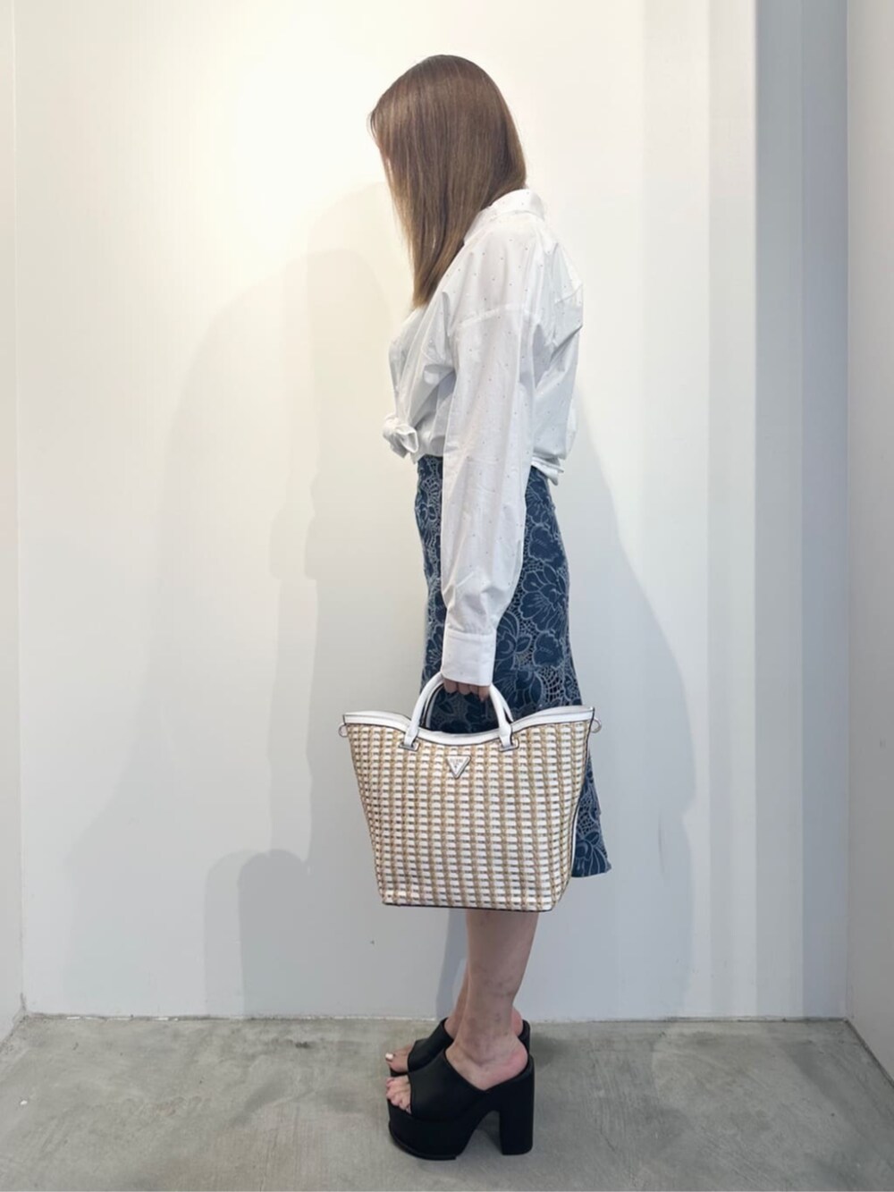 ホワイト系のシャツ/ブラウス、ブルー系のワンピース、ホワイト系のショルダーバッグを着用したレディースの夏コーディネートの3枚目の写真