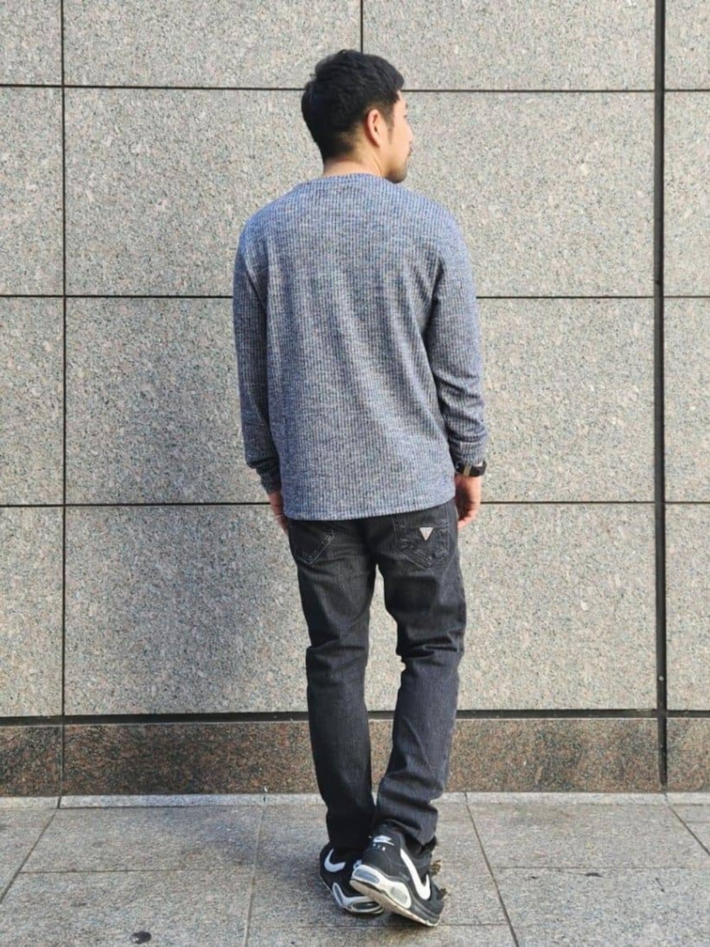 グレー系のデニムパンツ、ブルー系のニット/セーターを着用したメンズの秋コーディネートの2枚目の写真