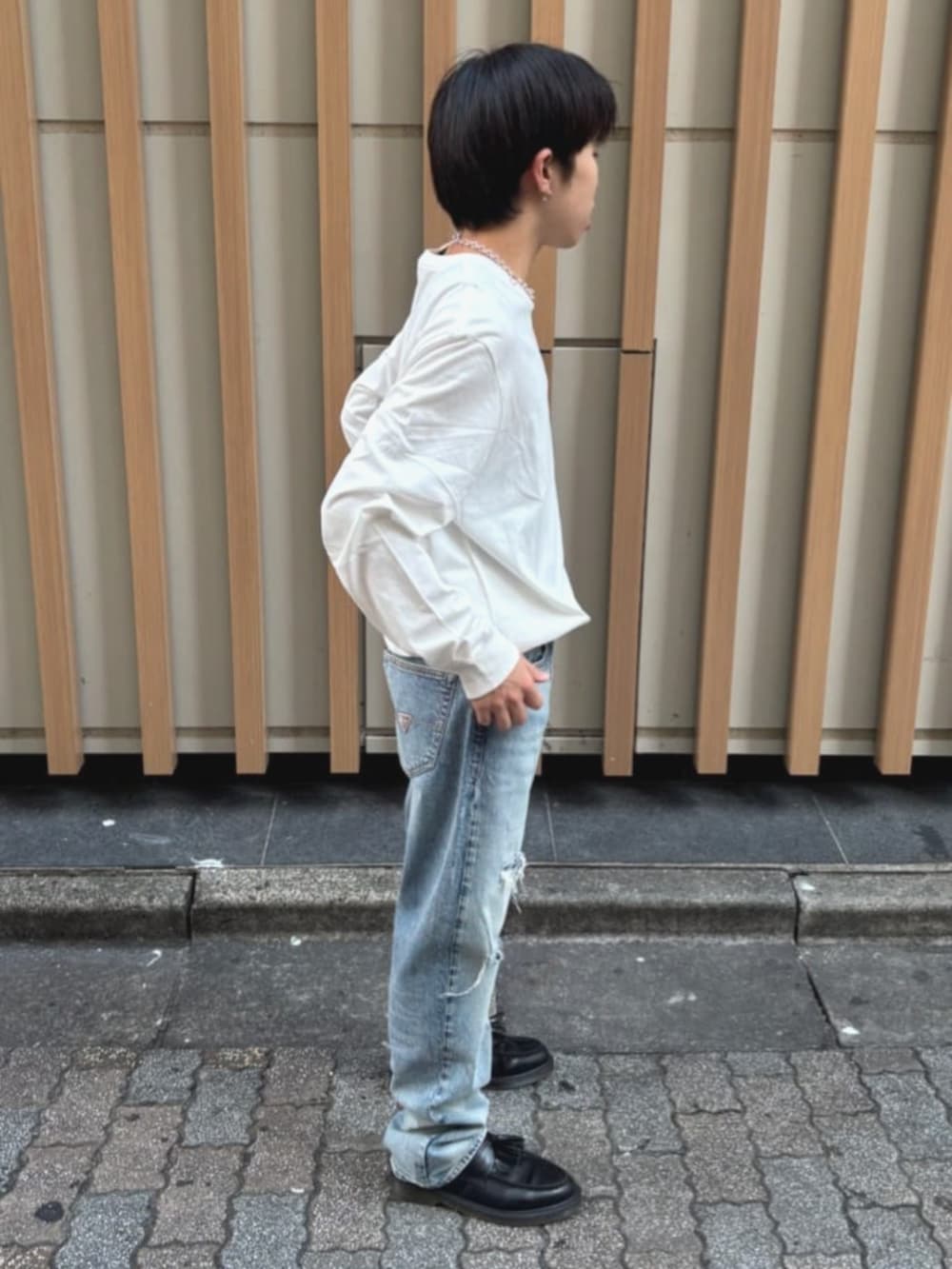 ブルー系のデニムパンツ、その他のTシャツ/カットソーを着用したメンズの夏コーディネートの3枚目の写真