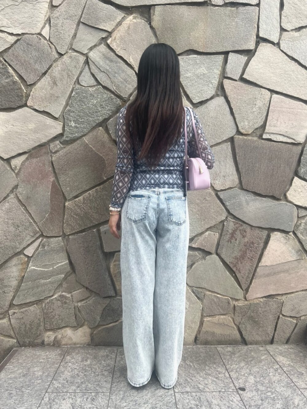 ピンク系のショルダーバッグ、ブルー系のTシャツ/カットソー、ブルー系のデニムパンツを着用したレディースの夏コーディネートの2枚目の写真