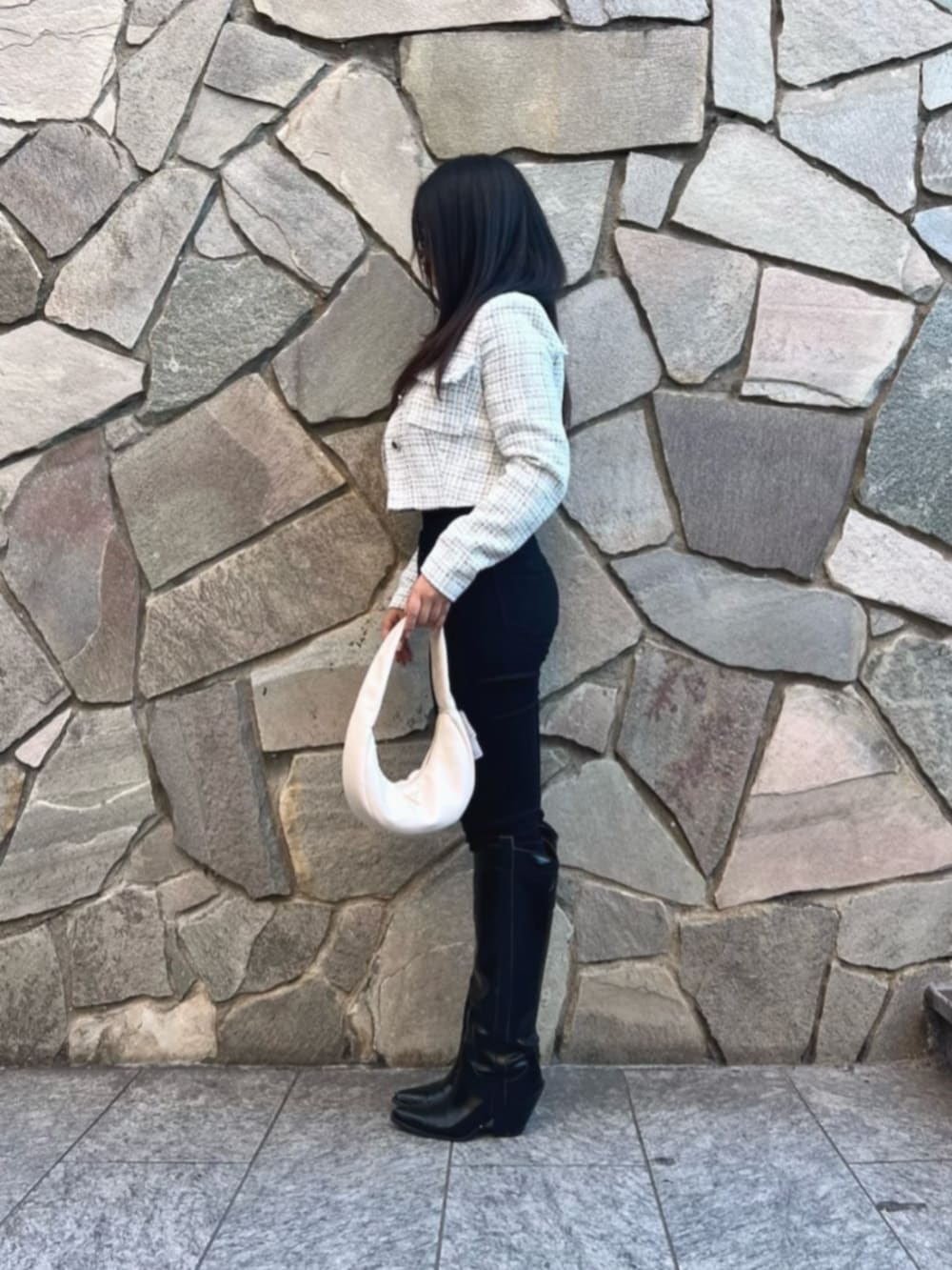 ブラック系のニット/セーター、ホワイト系のショルダーバッグ、ホワイト系のその他アウターを着用したレディースの秋コーディネートの3枚目の写真