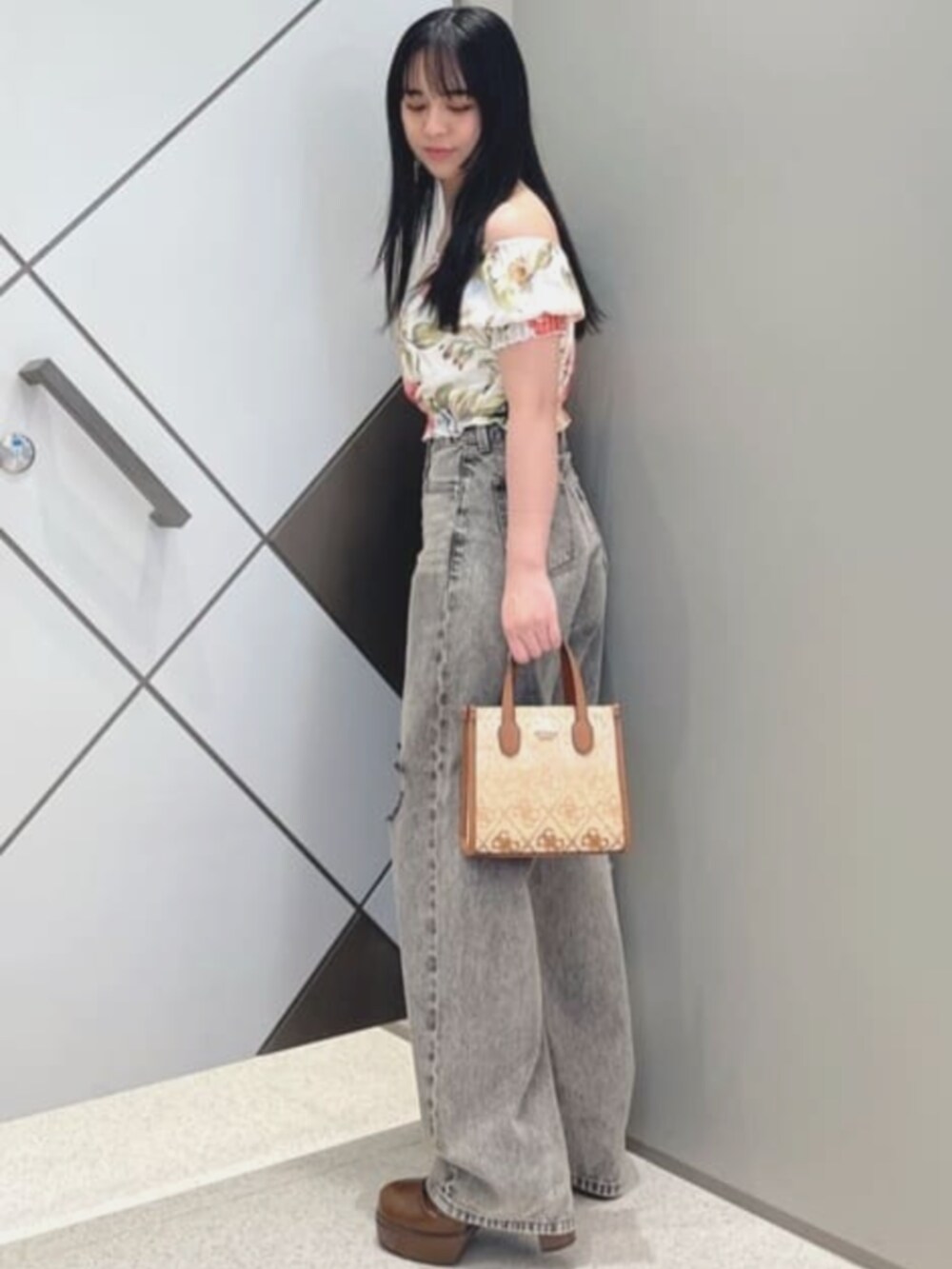 その他のシャツ/ブラウス、グレー系のデニムパンツ、ブラウン系のショルダーバッグを着用したレディースの夏コーディネートの3枚目の写真