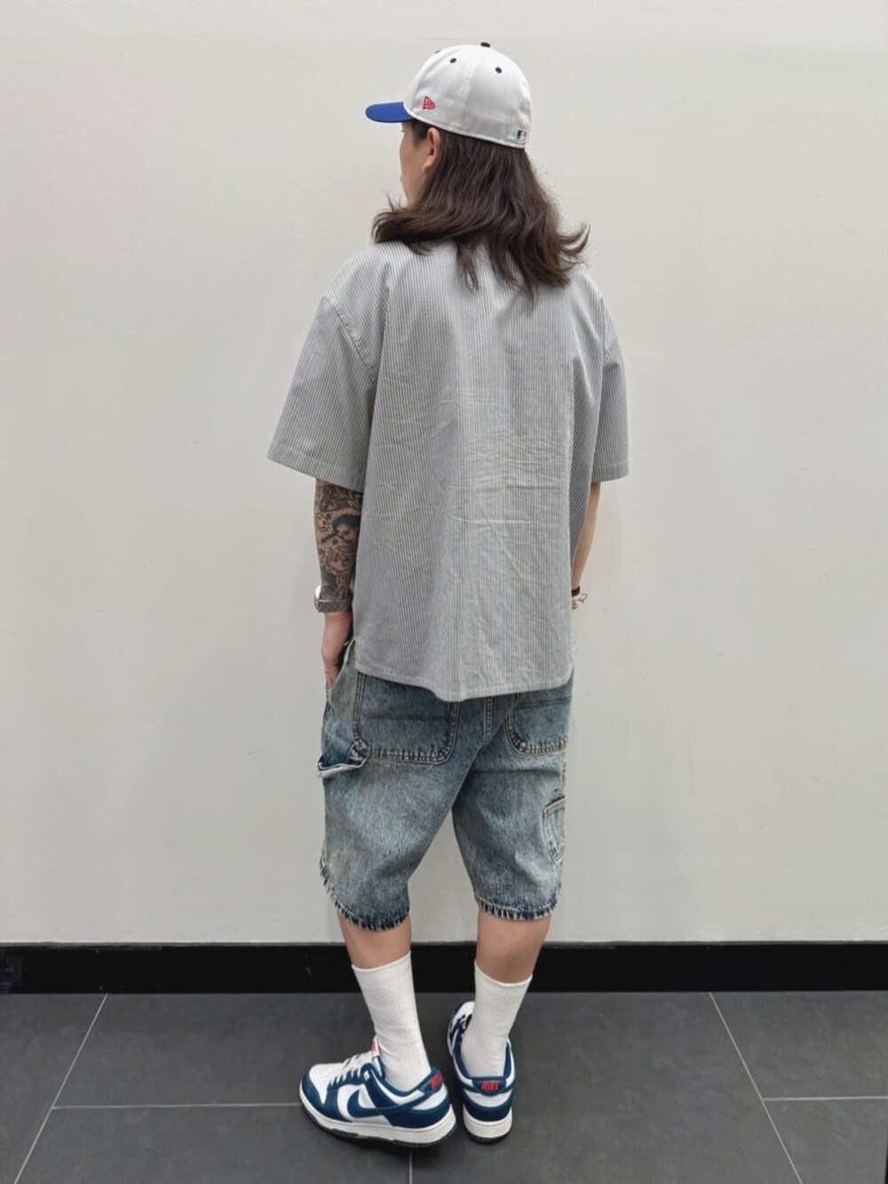 グレー系のシャツ/ブラウスを着用したメンズの夏コーディネートの2枚目の写真