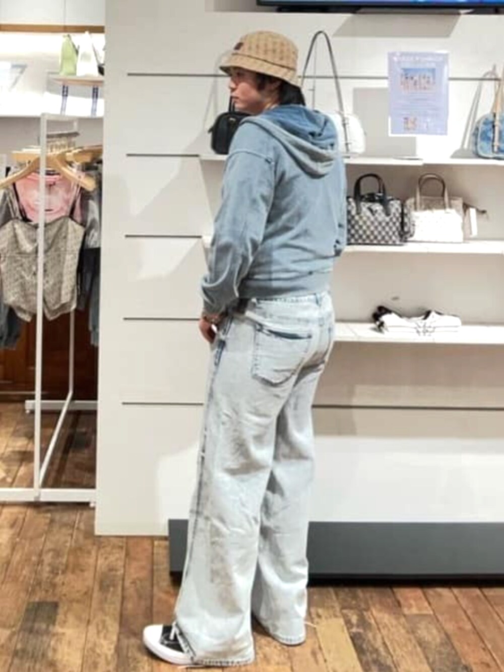 ブルー系のデニムパンツ、ベージュ系のハットを着用したメンズの夏コーディネートの2枚目の写真