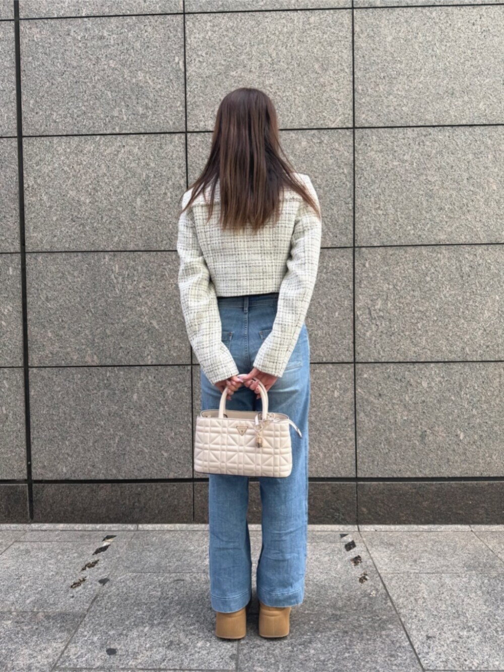 ブルー系のデニムパンツ、ホワイト系のその他アウター、ホワイト系のショルダーバッグを着用したレディースの秋コーディネートの2枚目の写真