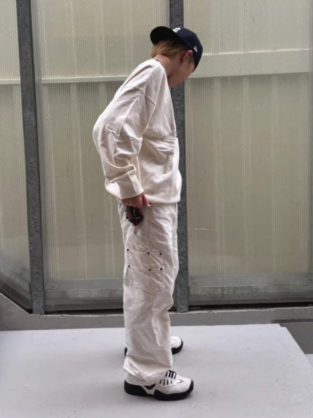 ホワイト系のスウェット、ホワイト系のカーゴパンツ、その他のボクサーパンツを着用したメンズの秋コーディネートの3枚目の写真