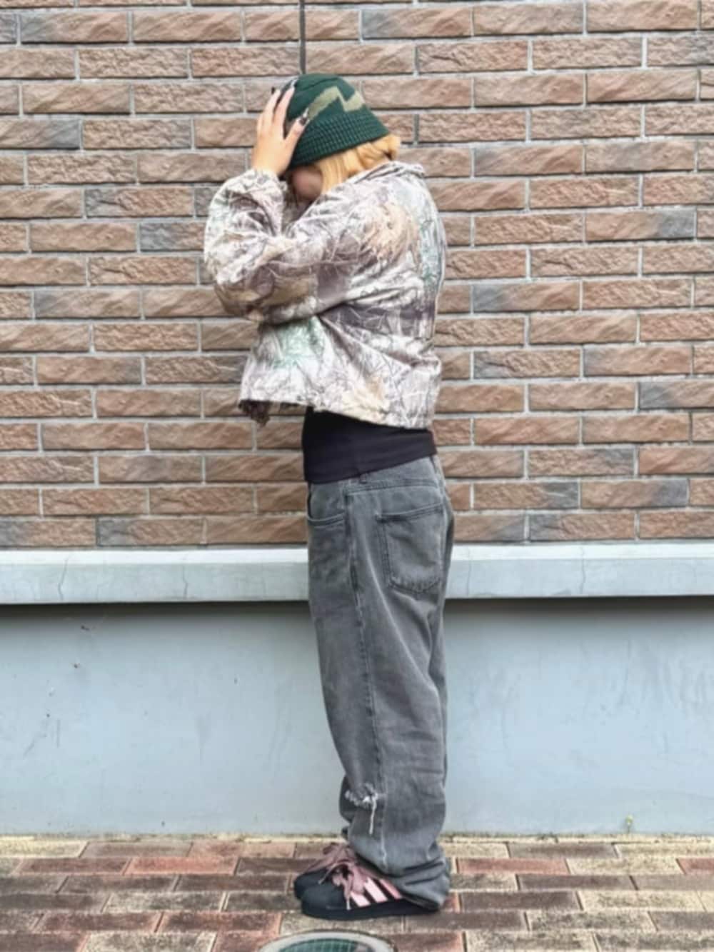 その他のその他アウター、ブラック系のタンクトップを着用したレディースの秋コーディネートの3枚目の写真