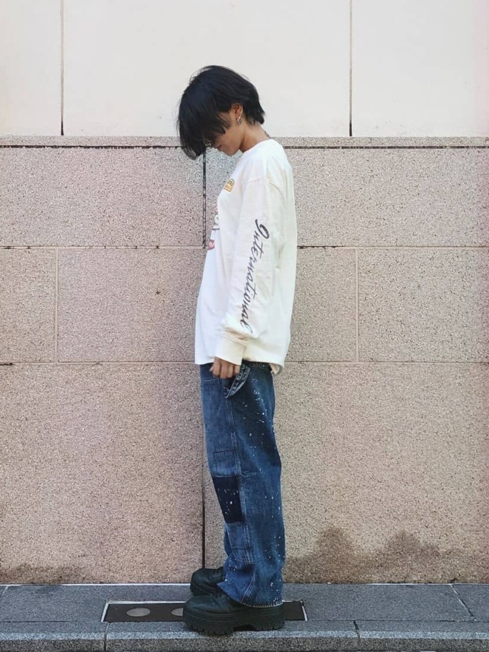 ホワイト系のTシャツ/カットソー、ブルー系のデニムパンツを着用したレディースの夏コーディネートの3枚目の写真