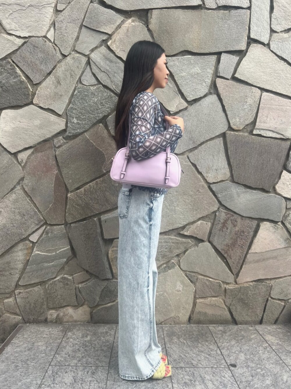 ピンク系のショルダーバッグ、ブルー系のTシャツ/カットソー、ブルー系のデニムパンツを着用したレディースの夏コーディネートの3枚目の写真