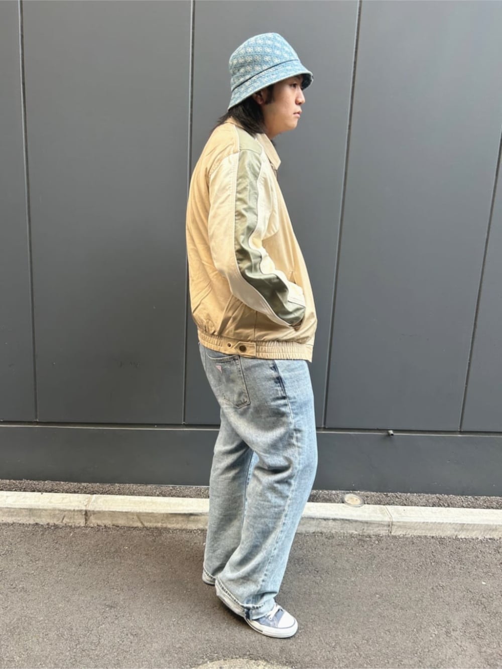 ブルー系のデニムパンツ、ベージュ系のその他アウター、ブルー系のスウェットを着用したメンズの秋コーディネートの3枚目の写真