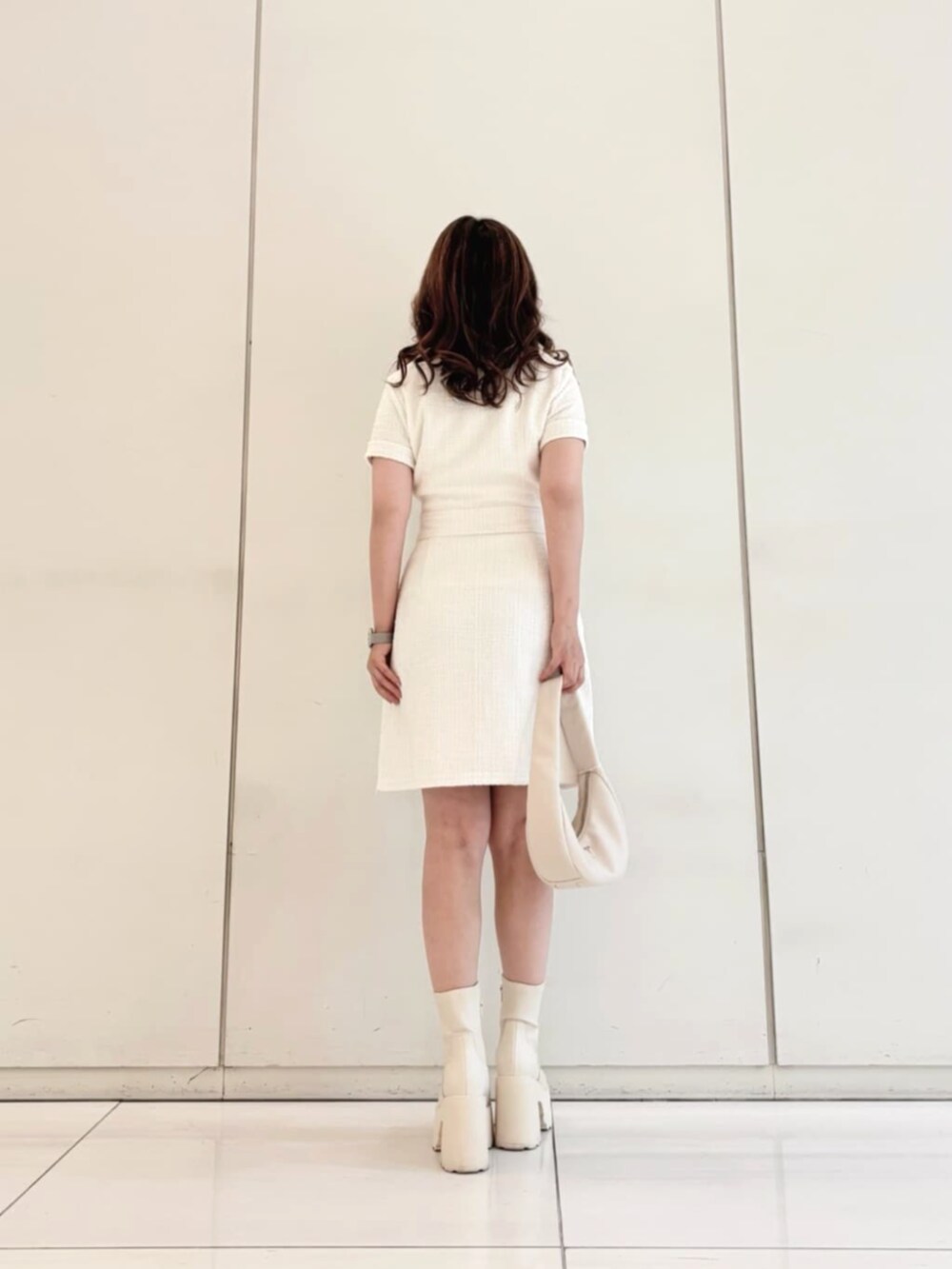 ホワイト系のショルダーバッグ、ホワイト系のワンピースを着用したレディースの秋コーディネートの2枚目の写真