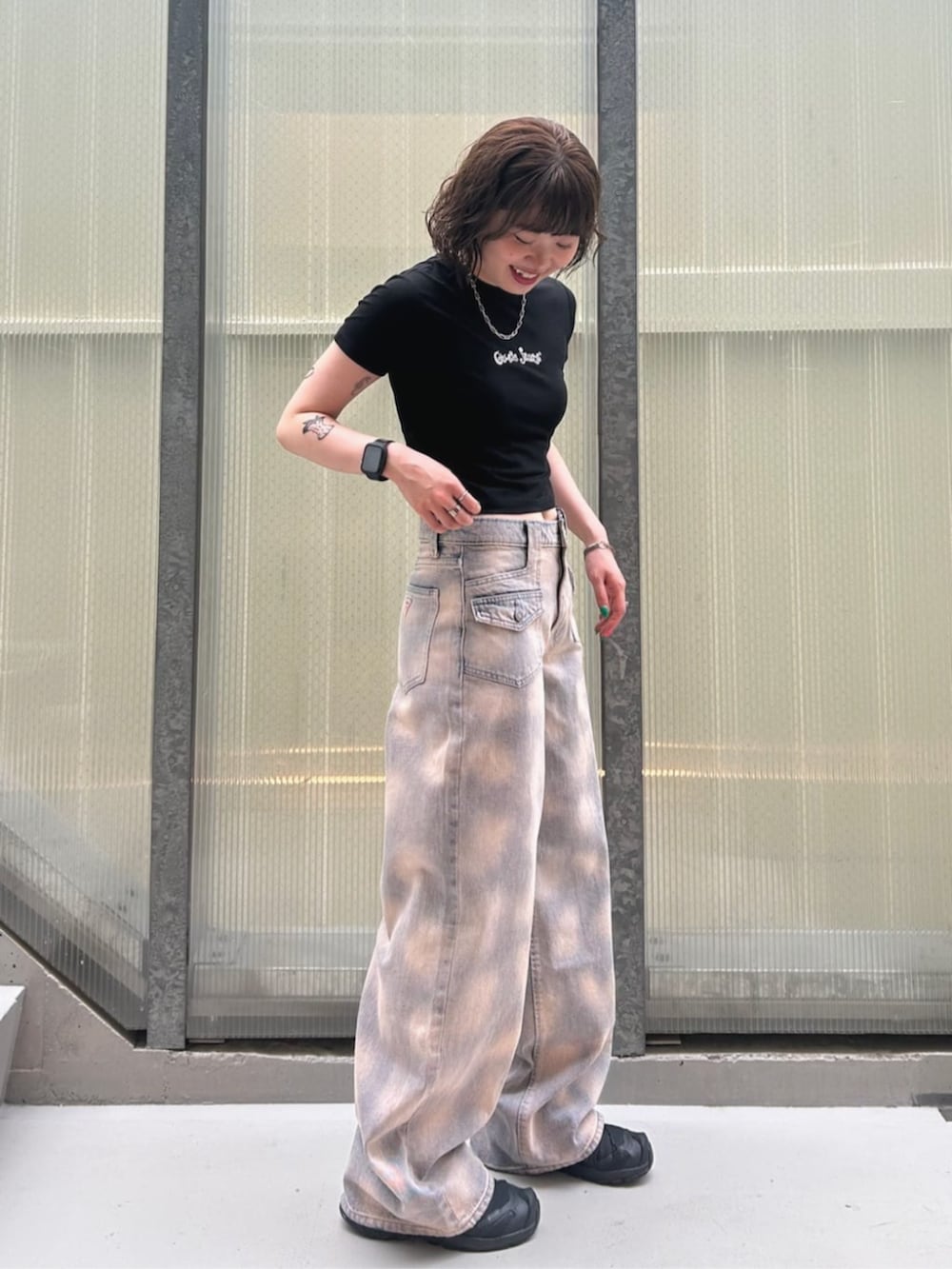 ブラック系のTシャツ/カットソー、ブルー系のデニムパンツを着用したレディースの夏コーディネートの3枚目の写真