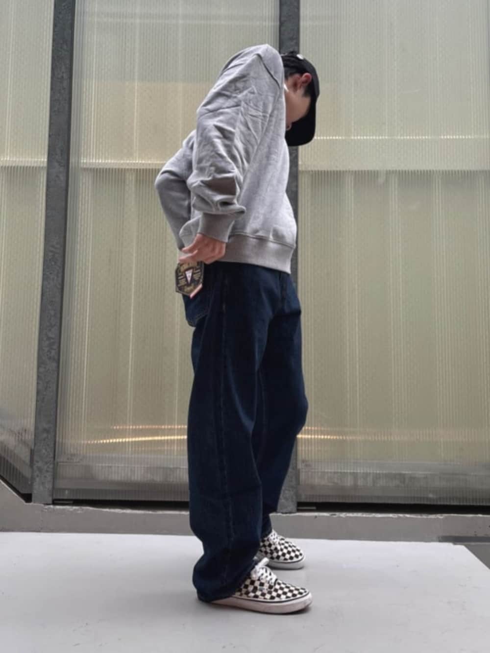 グレー系のポロシャツ、ブルー系のデニムパンツ、その他のボクサーパンツを着用したメンズの秋コーディネートの3枚目の写真