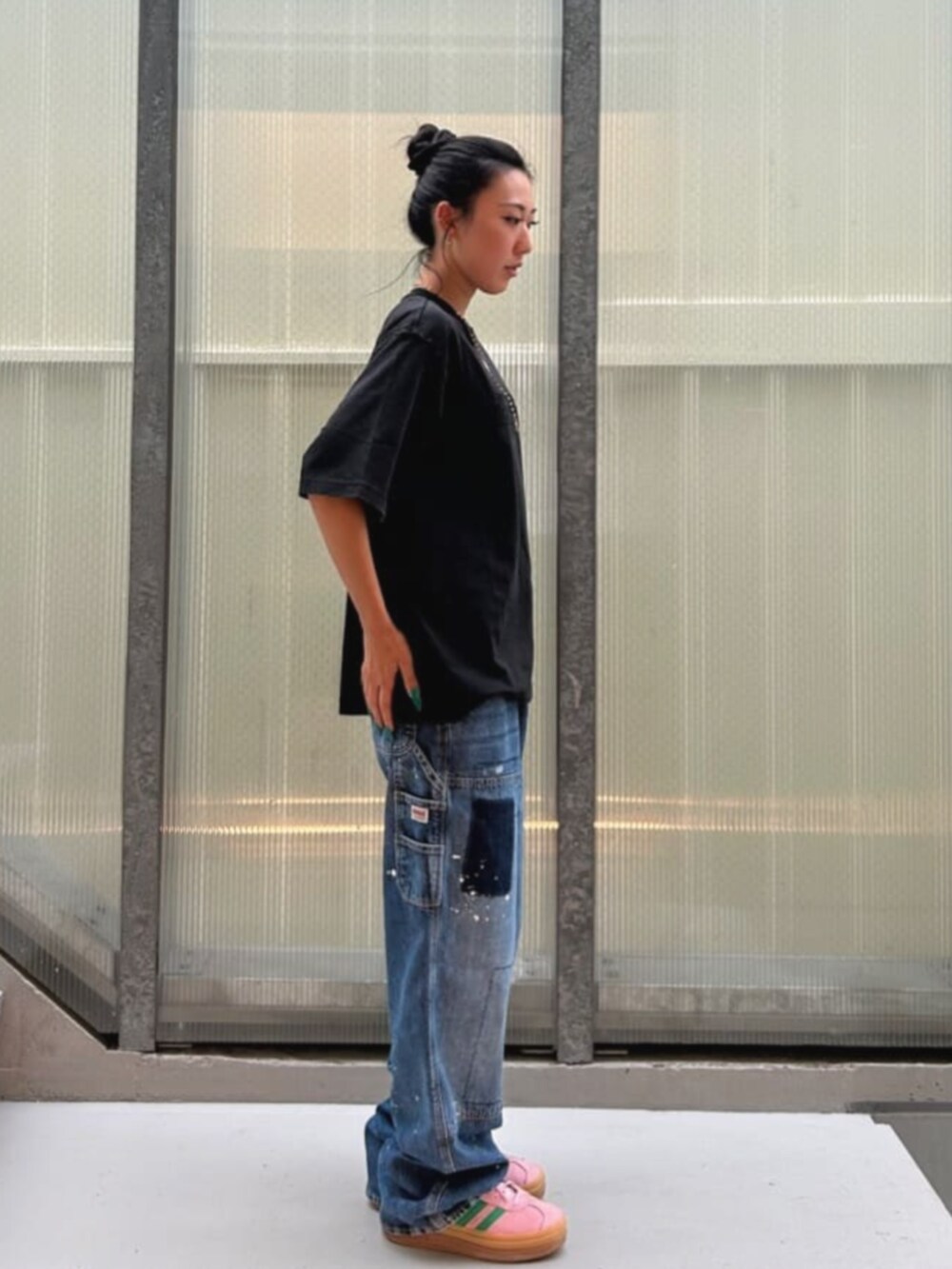 ブルー系のデニムパンツ、ブラック系のTシャツ/カットソーを着用したレディースの秋コーディネートの4枚目の写真