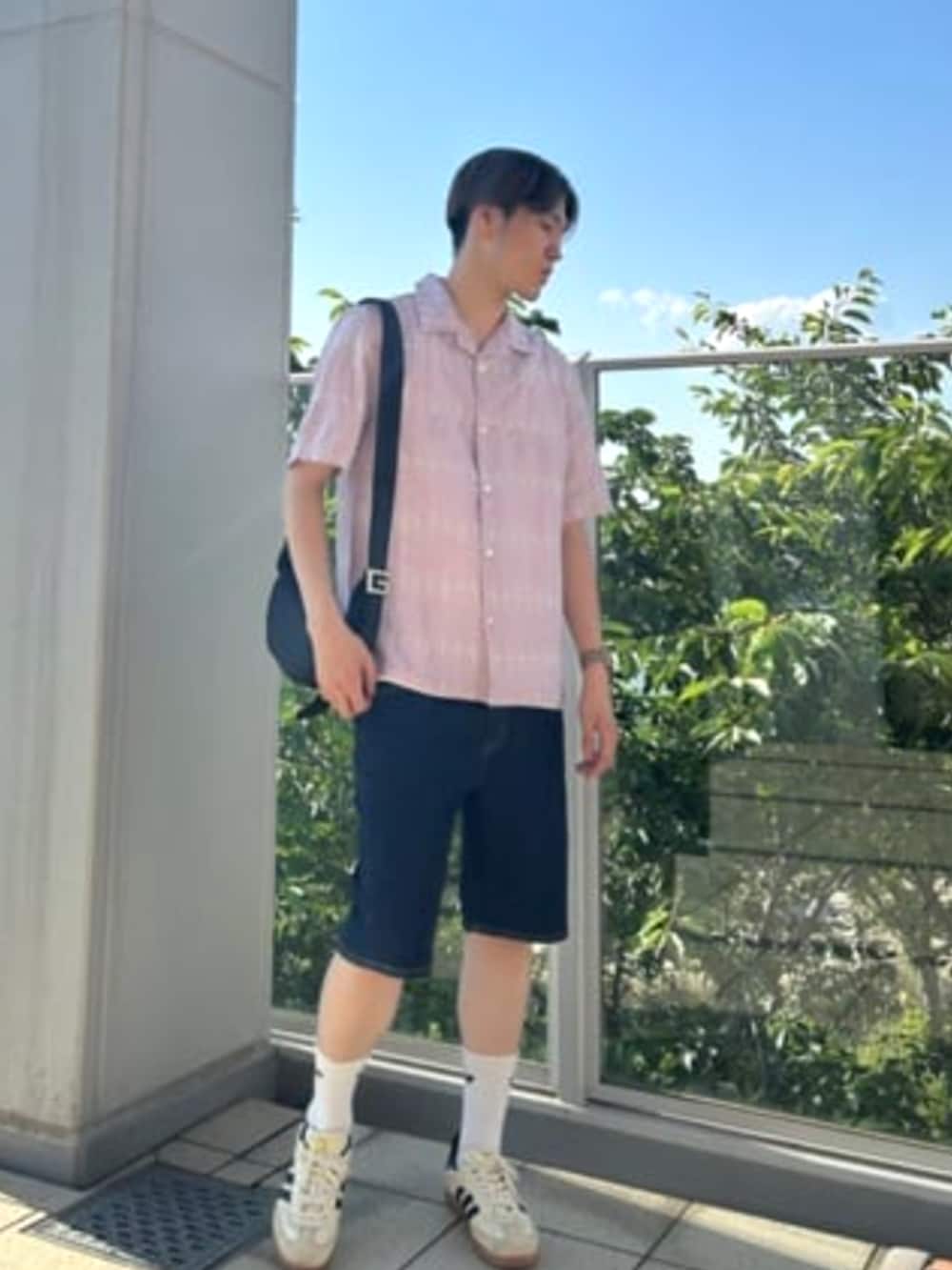ブルー系のデニムパンツを着用したメンズの夏コーディネートの3枚目の写真