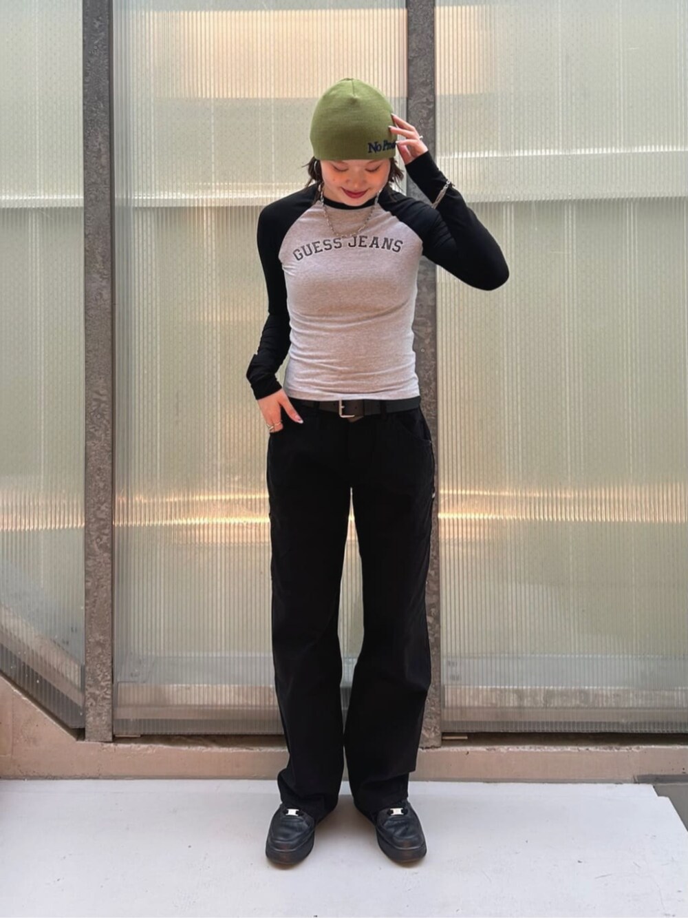 グレー系のTシャツ/カットソー、ブラック系のカーゴパンツを着用したレディースの秋コーディネートの4枚目の写真