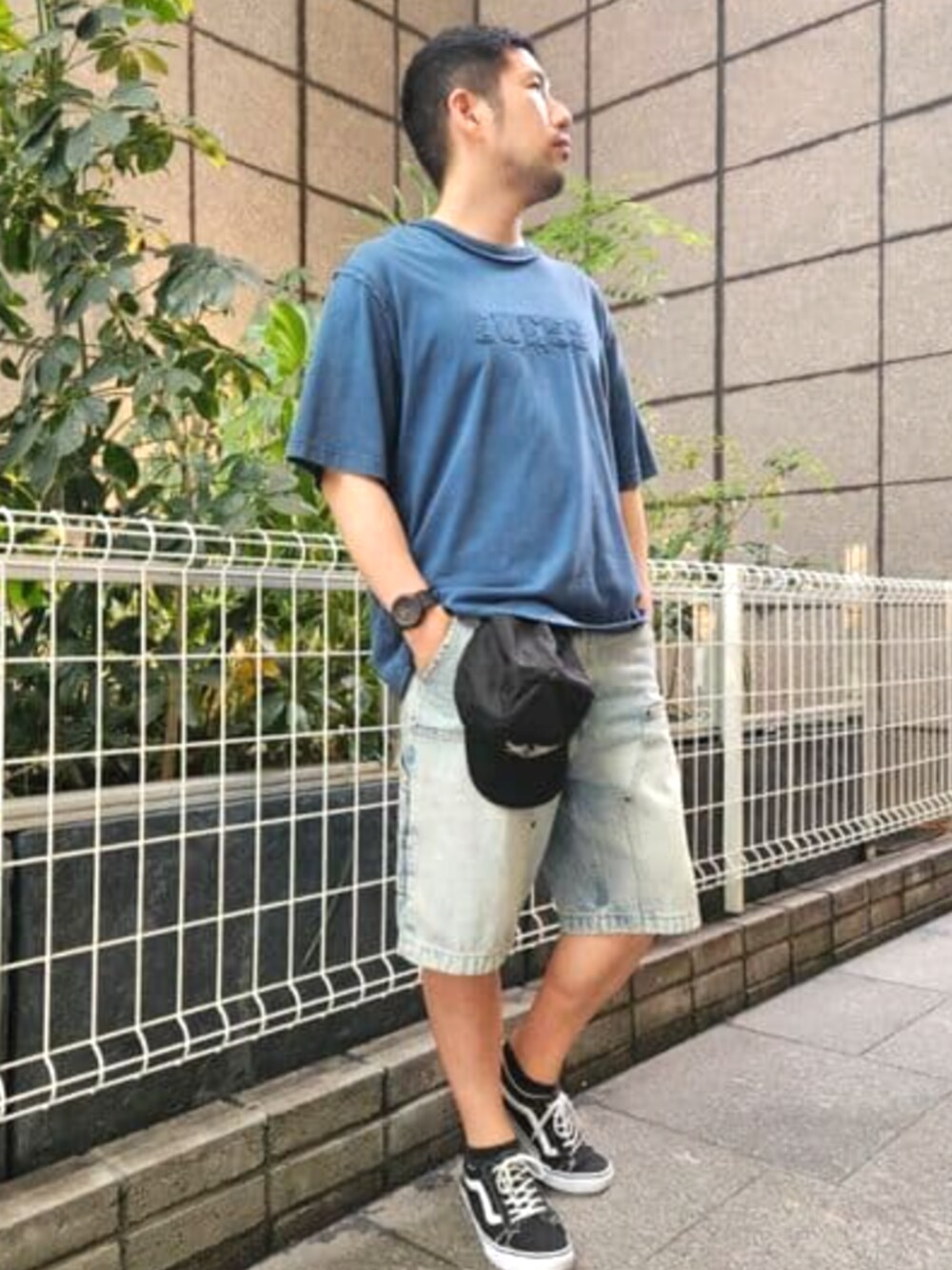 ブルー系のTシャツ/カットソー、ブルー系のデニムパンツ、ブラック系のキャップを着用したメンズの夏コーディネートの3枚目の写真