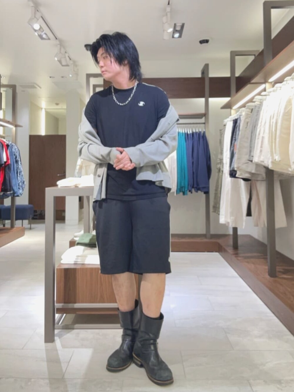 ブラック系のショルダーバッグ、ブラック系のその他パンツ、ブラウン系のシャツ/ブラウスを着用したメンズの夏コーディネートの4枚目の写真