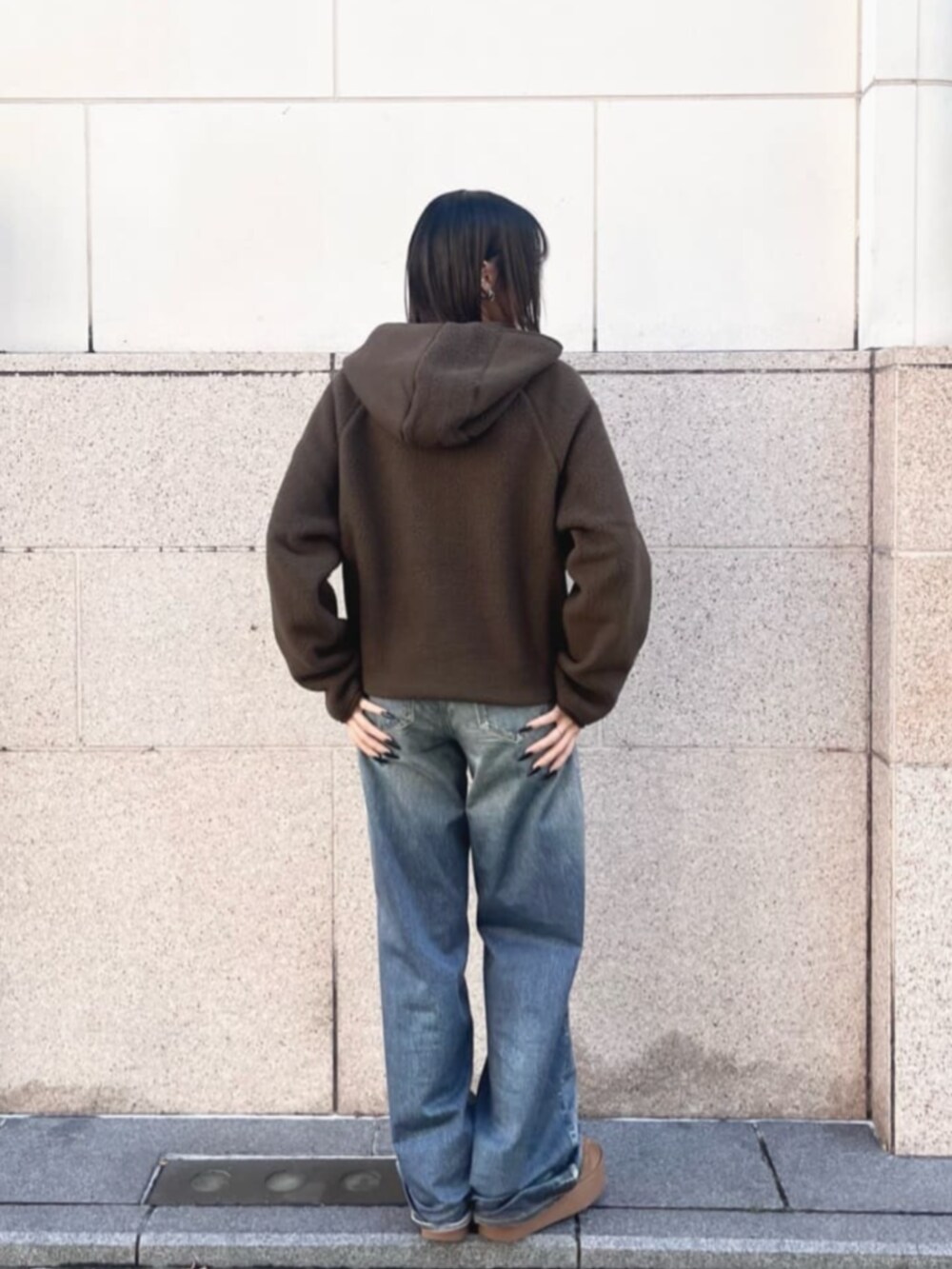 ブルー系のデニムパンツ、ブラウン系のその他アウターを着用したレディースの冬コーディネートの2枚目の写真