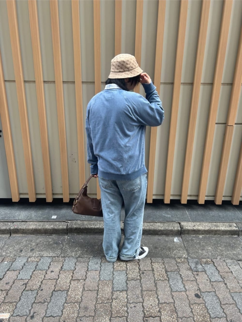 ブルー系のデニムパンツ、ブルー系のシャツ/ブラウス、ブルー系のスウェットを着用したメンズの秋コーディネートの2枚目の写真