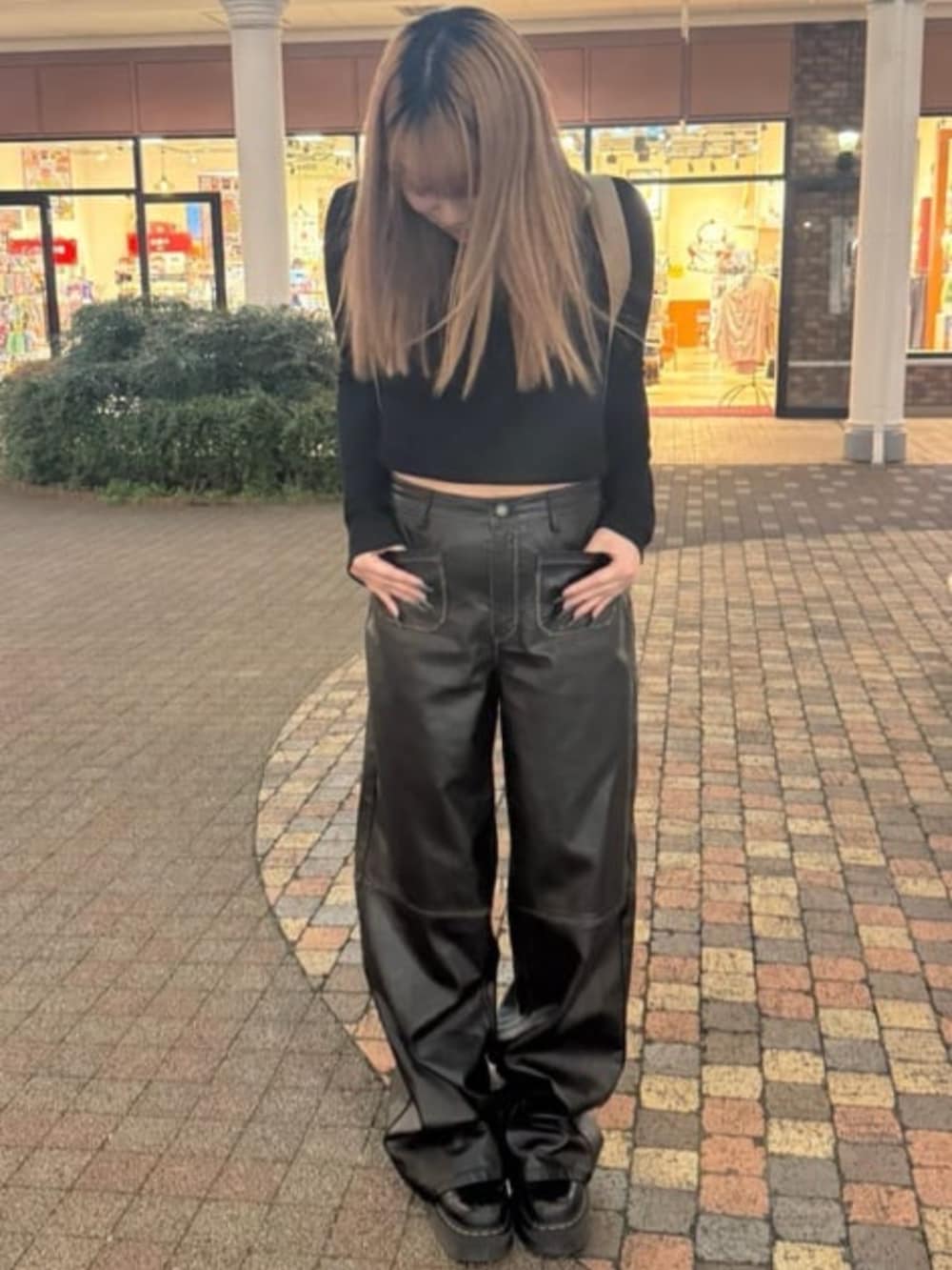 「guess、GUESS、バックパック、レザー、レザーパンツ、カジュアル、カジュアルコーデ」｜「GuessのGUESS Originals Pu Patch Pocket Wide Leg ワイドパンツ レディース（その他パンツ、ブラック系）」を使った、GUESS JAPANさん（レディース・156cm）の春コーディネートの2枚目の写真