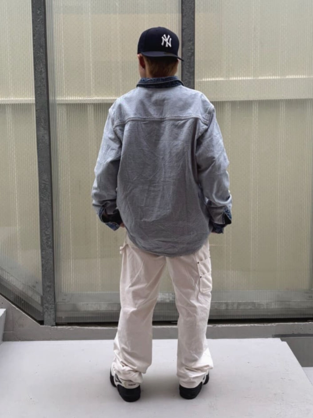 ホワイト系のスウェット、ホワイト系のカーゴパンツ、その他のシャツ/ブラウスを着用したメンズの秋コーディネートの2枚目の写真