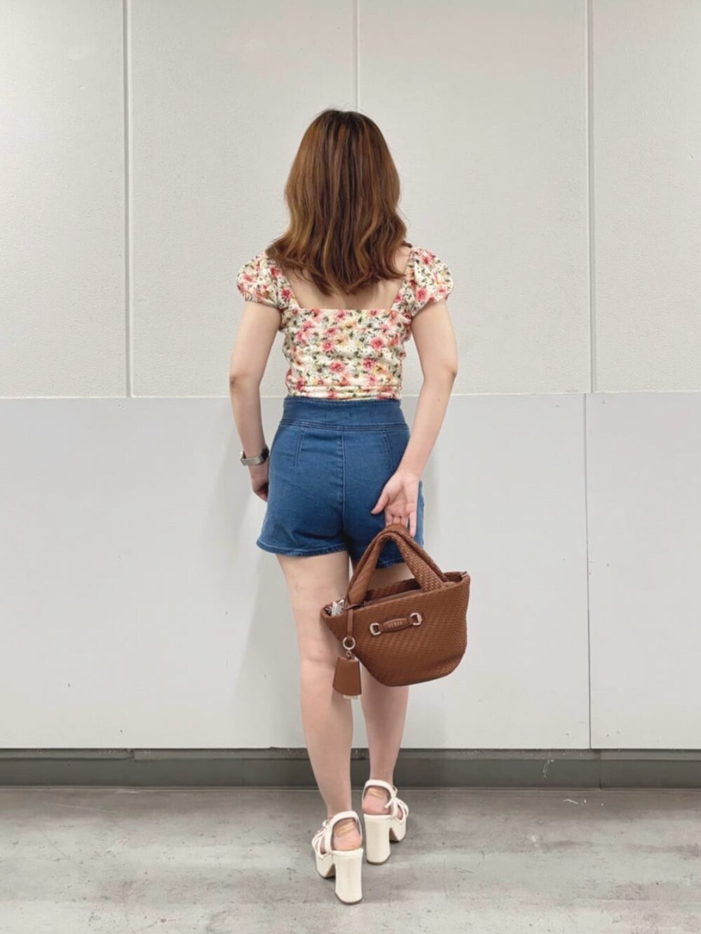 ブルー系のデニムパンツ、その他のシャツ/ブラウス、ブラウン系のショルダーバッグを着用したレディースの夏コーディネートの2枚目の写真