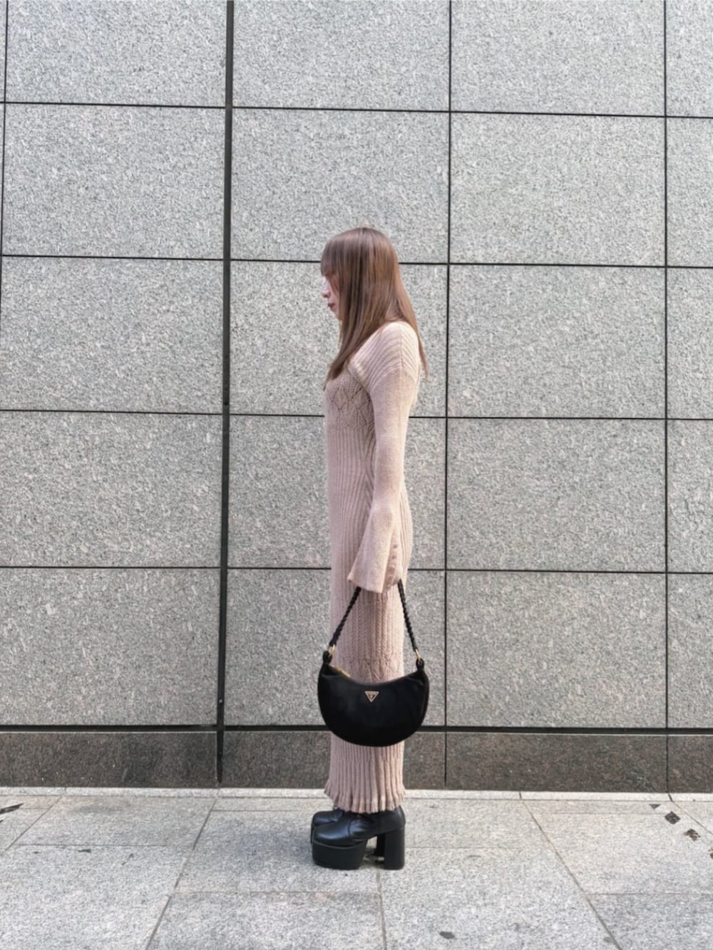 ブラック系のショルダーバッグ、ベージュ系のワンピースを着用したレディースの秋コーディネートの3枚目の写真