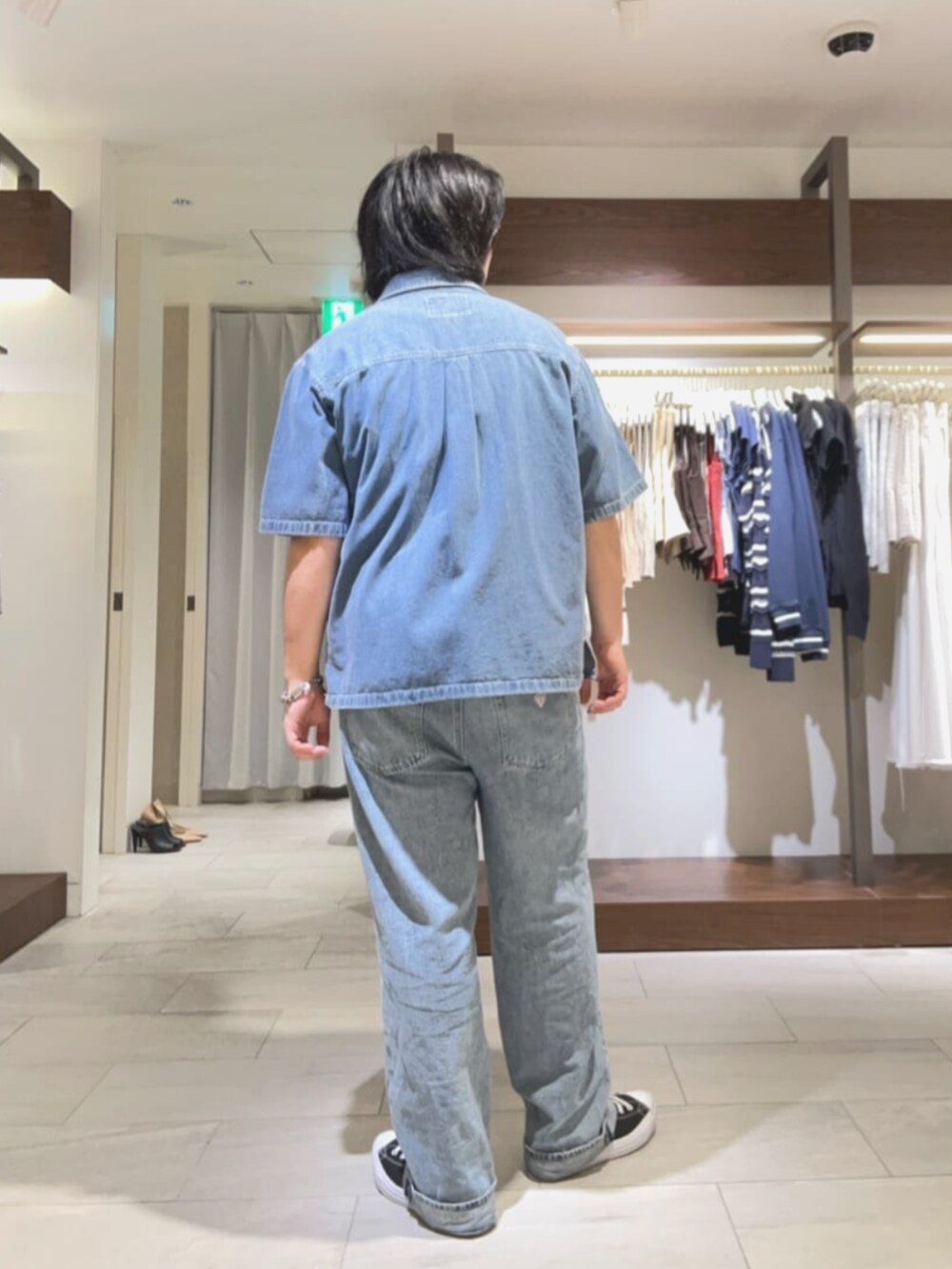 ブルー系のデニムパンツ、ブルー系のシャツ/ブラウス、ブルー系のポロシャツを着用したメンズの夏コーディネートの2枚目の写真