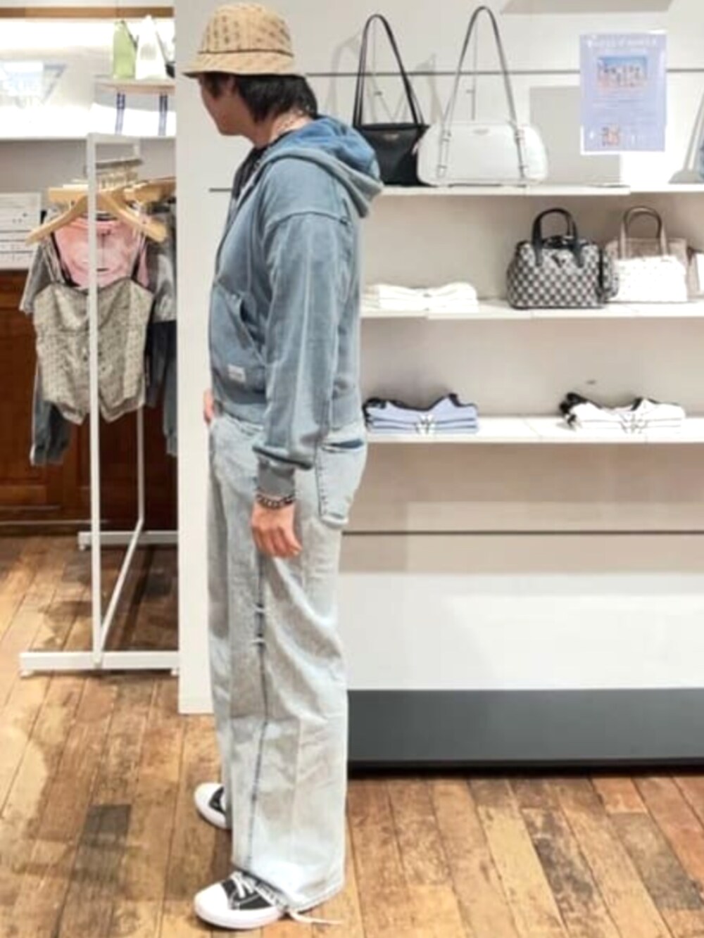 ブルー系のデニムパンツ、ベージュ系のハットを着用したメンズの夏コーディネートの3枚目の写真