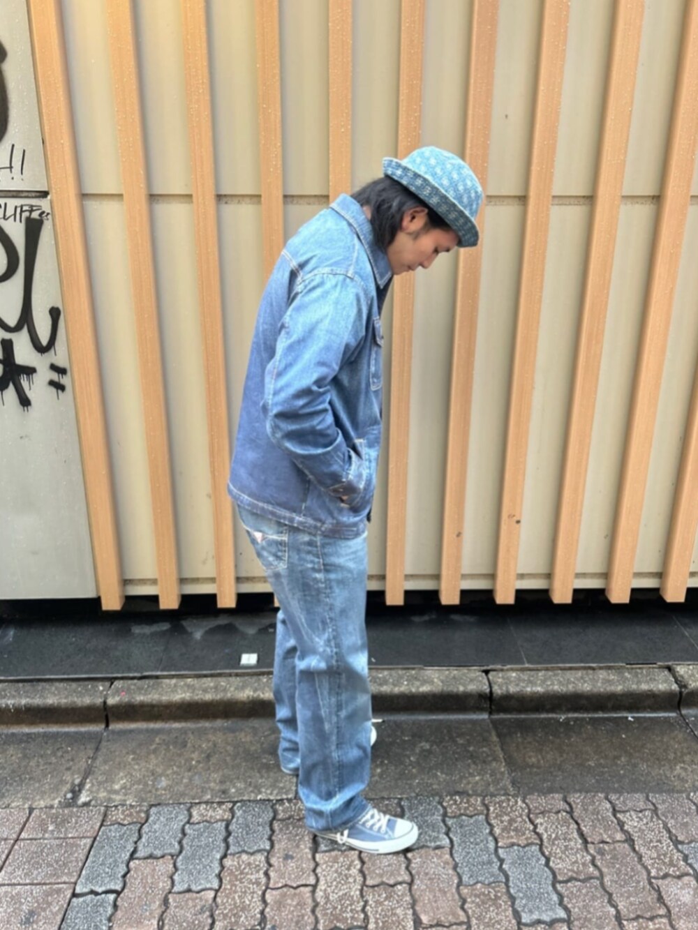 ブルー系のデニムパンツ、ブルー系のデニムジャケット、ブルー系のハットを着用したメンズの秋コーディネートの4枚目の写真