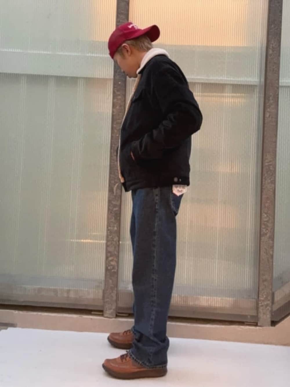 ブルー系のデニムパンツ、ブラック系のブルゾンを着用したメンズの冬コーディネートの3枚目の写真