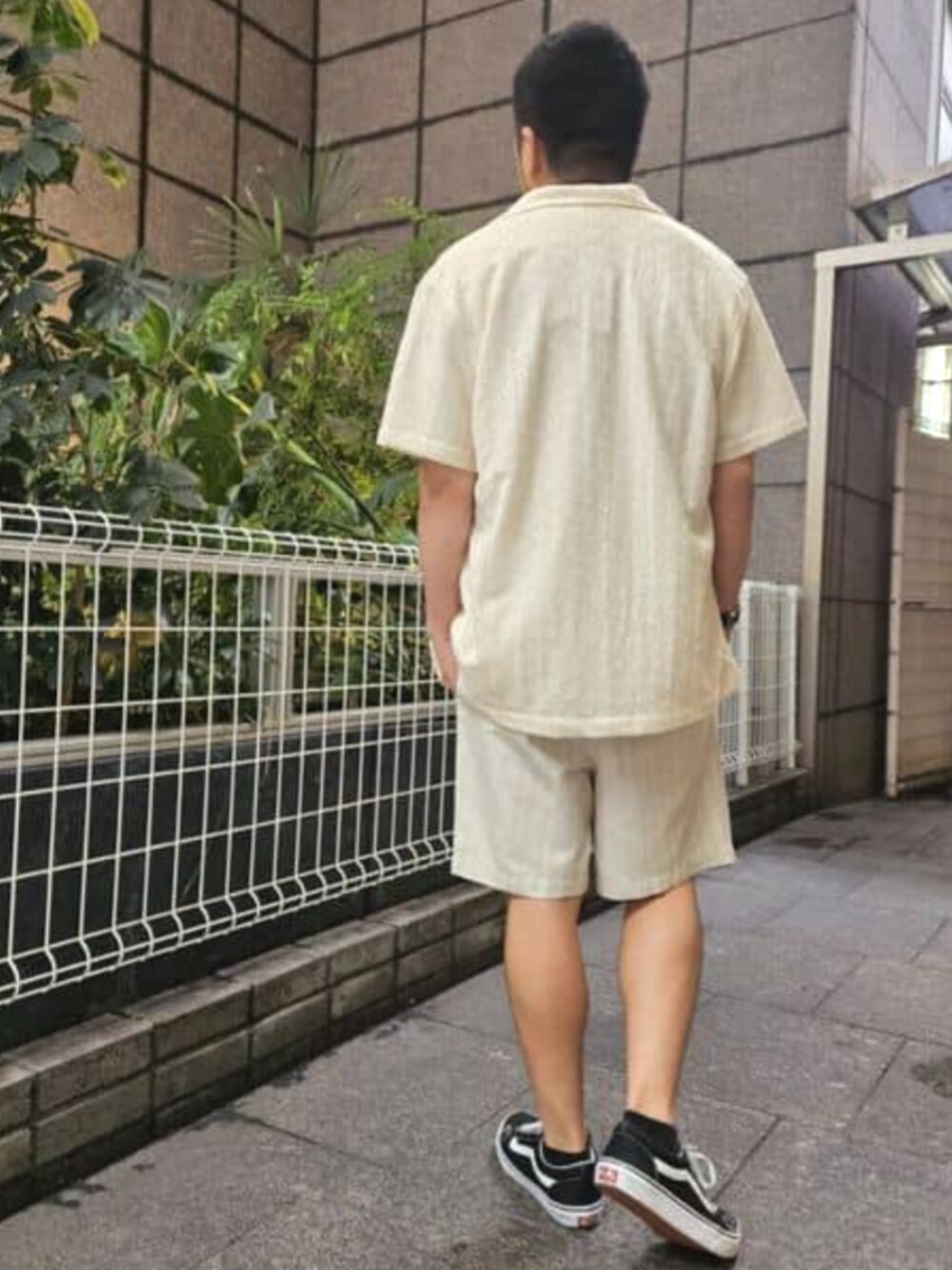 ホワイト系のシャツ/ブラウス、ホワイト系のTシャツ/カットソー、ベージュ系のその他パンツを着用したメンズの夏コーディネートの2枚目の写真