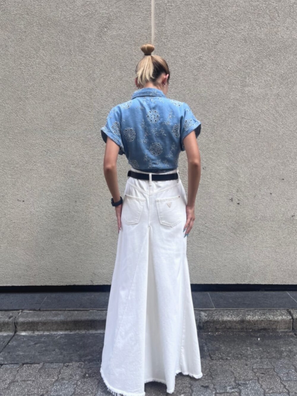 ブルー系のシャツ/ブラウス、ホワイト系のスカートを着用したレディースの秋コーディネートの2枚目の写真