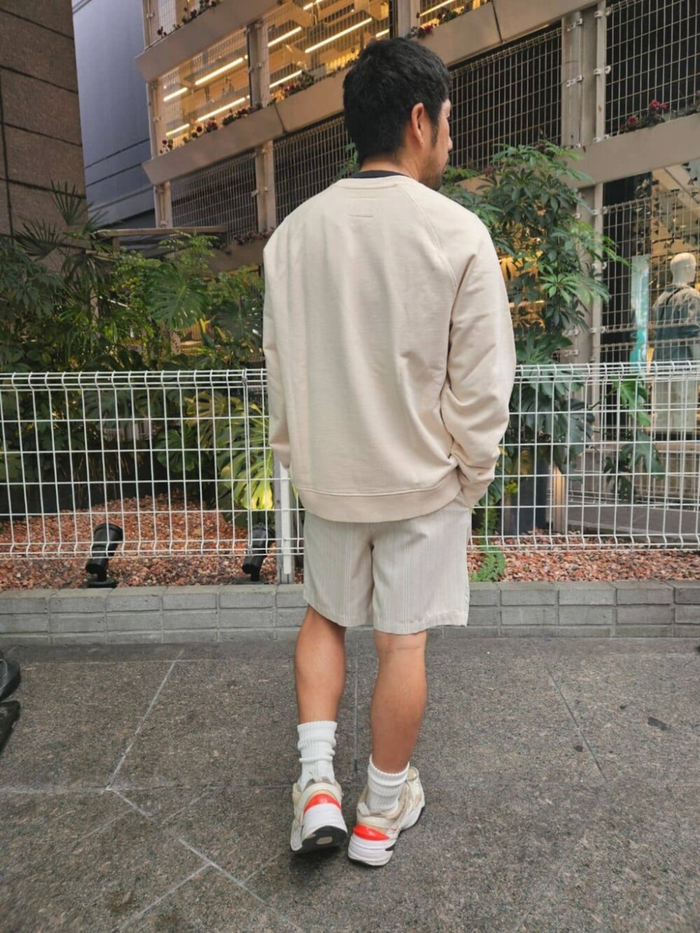 ベージュ系のその他パンツを着用したメンズの秋コーディネートの2枚目の写真