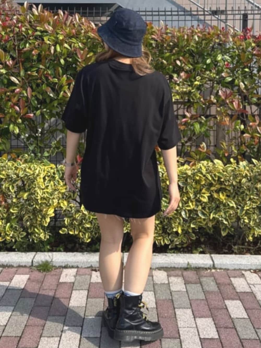 ブラック系のTシャツ/カットソー、ピンク系のデニムパンツを着用したレディースの夏コーディネートの2枚目の写真