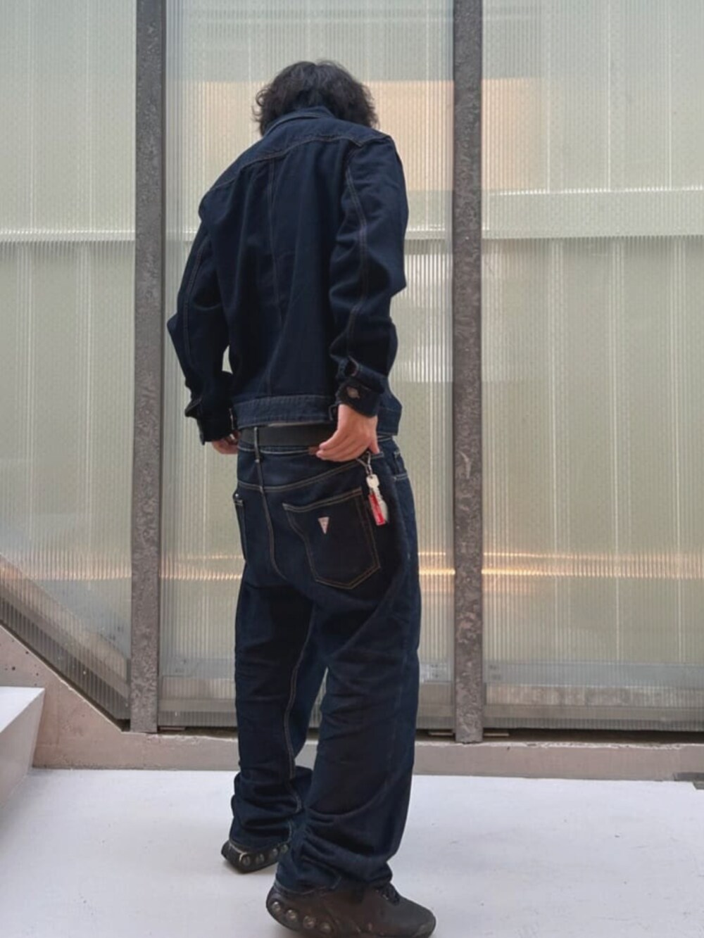 ブルー系のデニムジャケットを着用したメンズの夏コーディネートの2枚目の写真