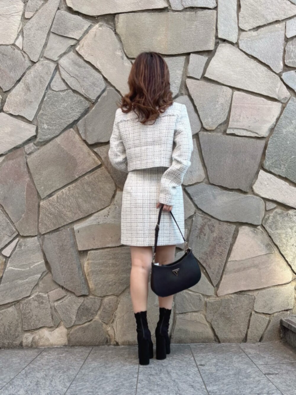 ブラック系のショルダーバッグ、ブラック系のタンクトップ、ホワイト系のその他アウターを着用したレディースの秋コーディネートの2枚目の写真