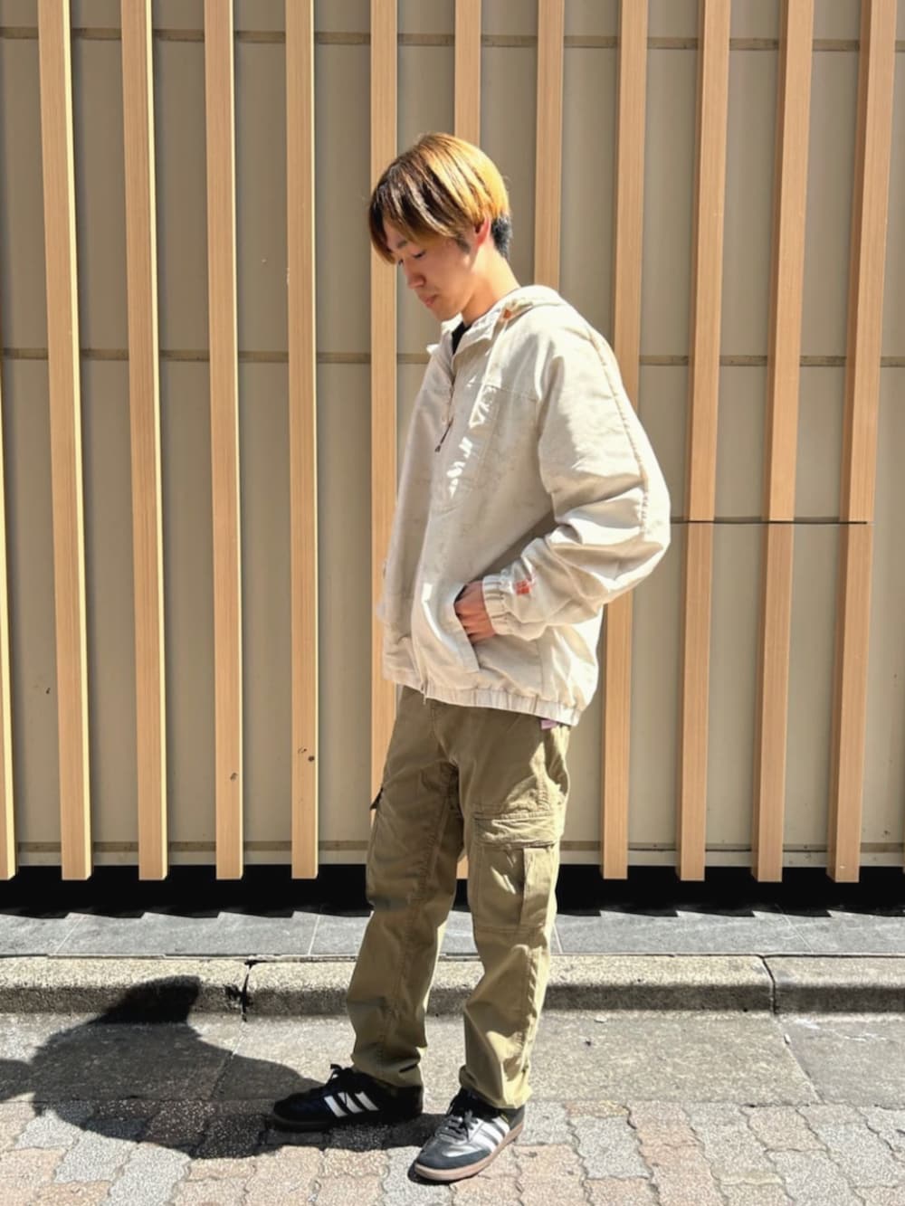 グリーン系のカーゴパンツを着用したメンズの夏コーディネートの3枚目の写真